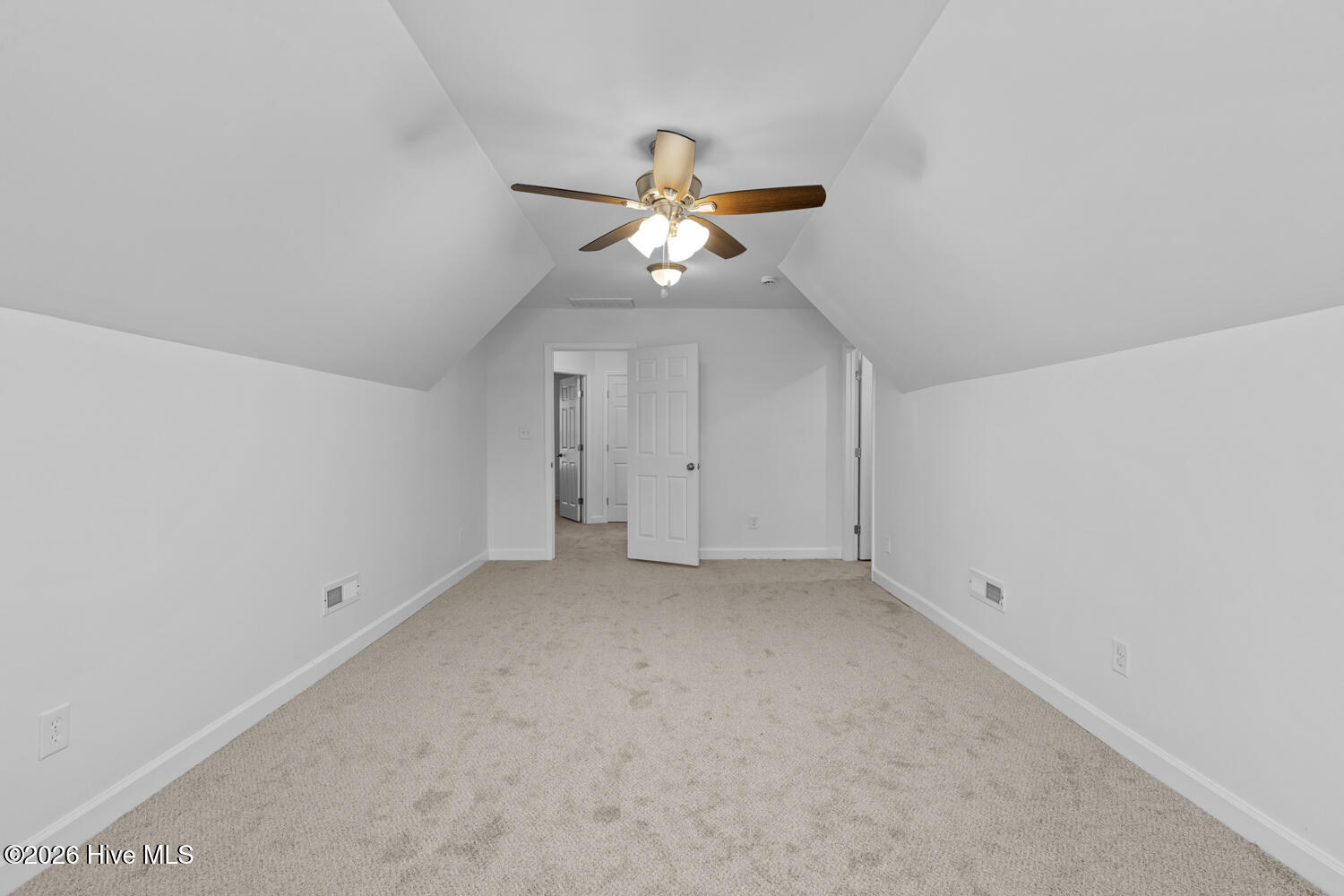 100553312 | Photo 32