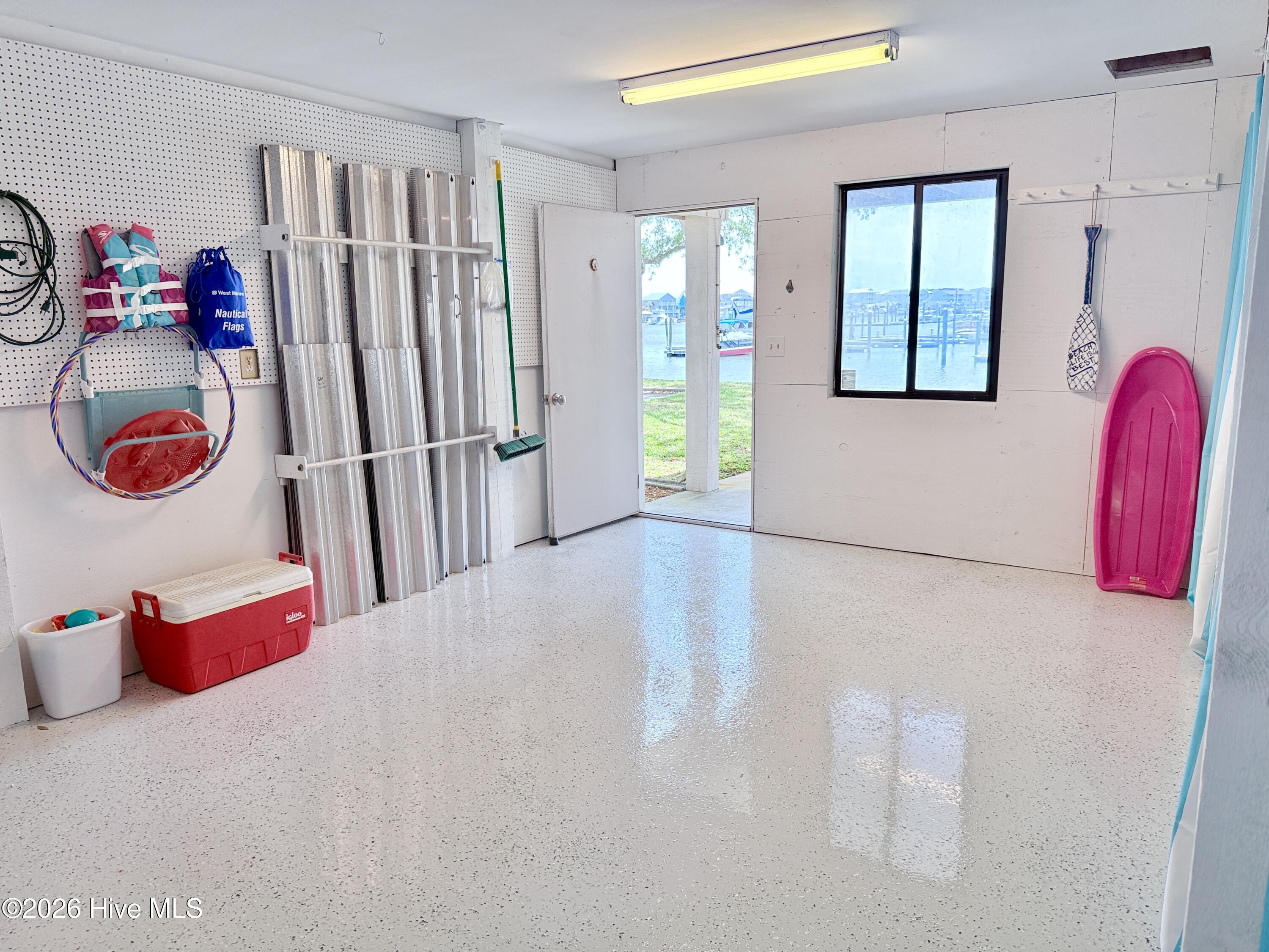 100570413 | Photo 34