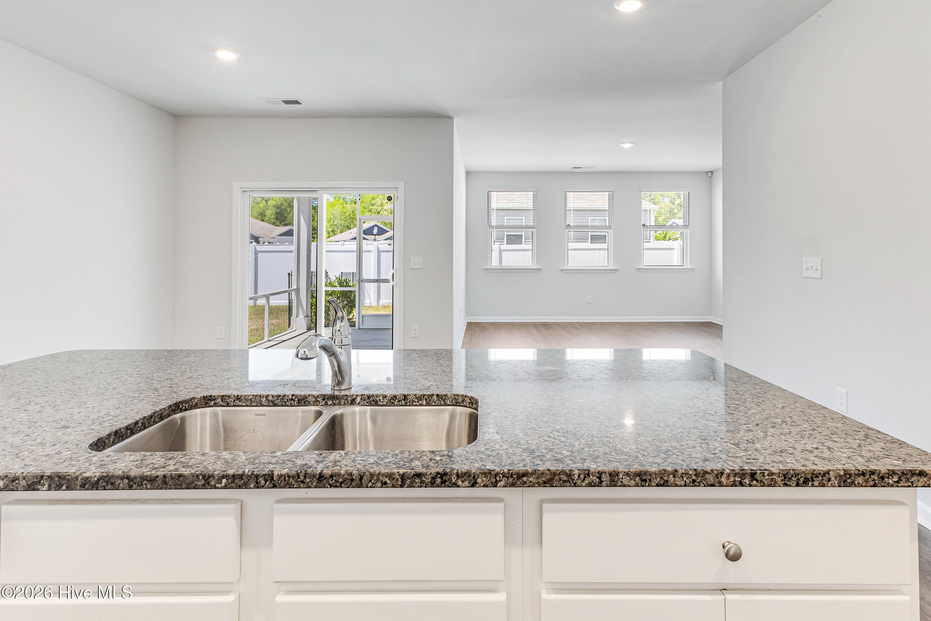 100521011 | Photo 23