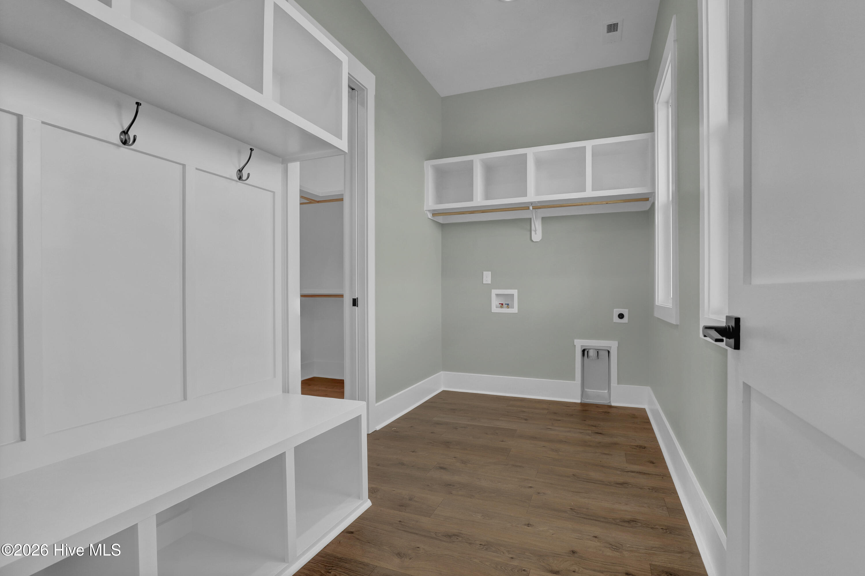 100566719 | Photo 21