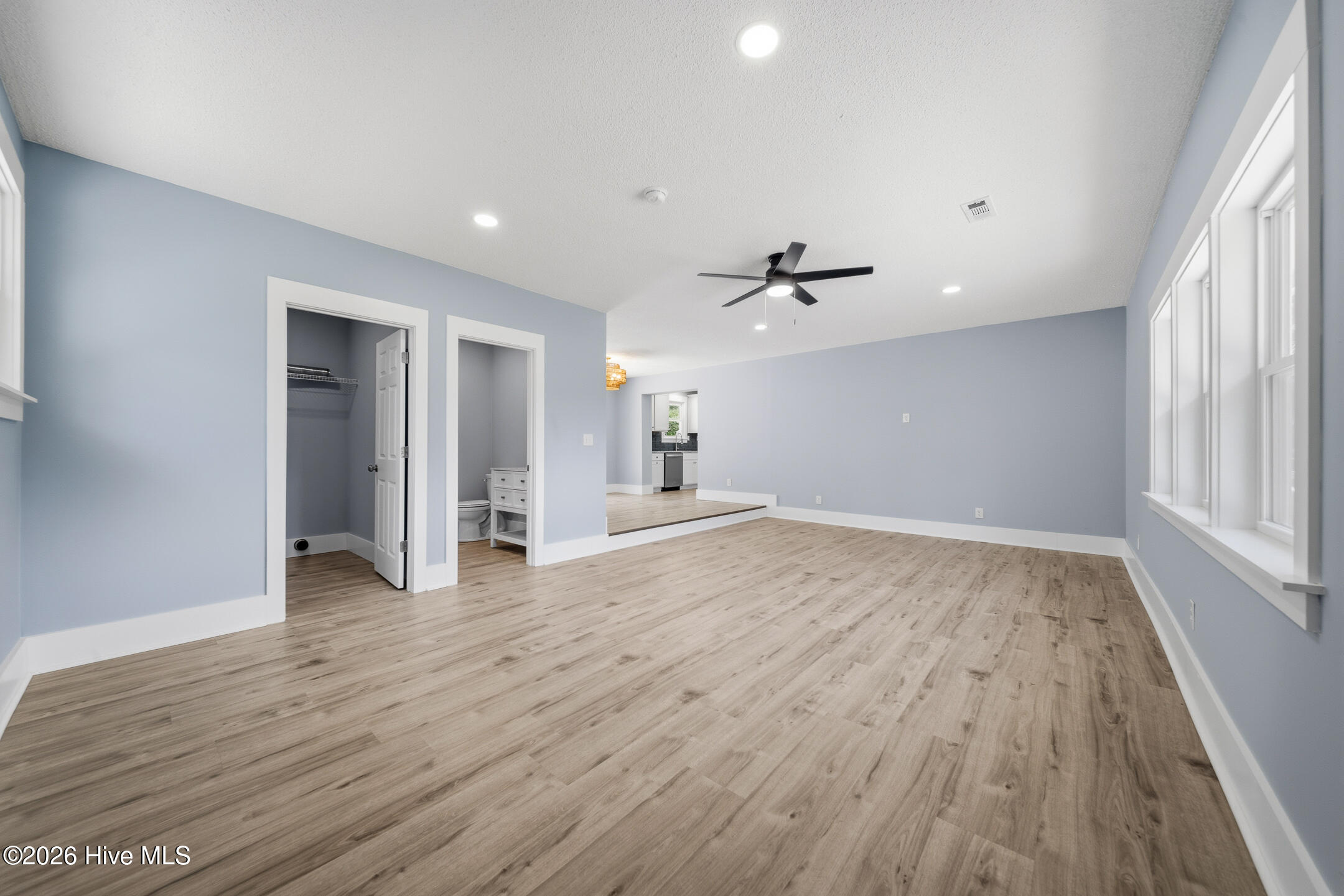 100570664 | Photo 28