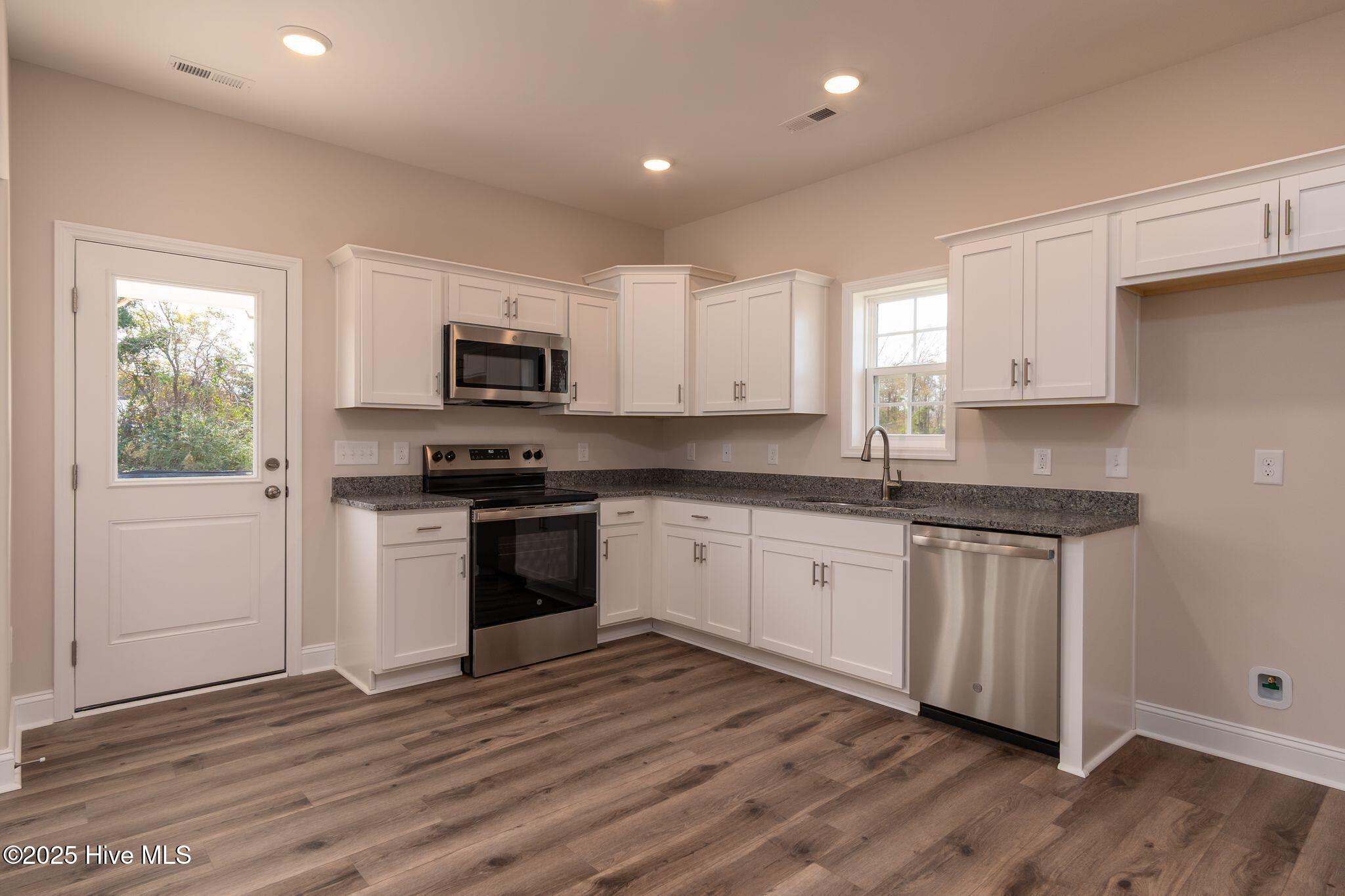 100531005 | Photo 18