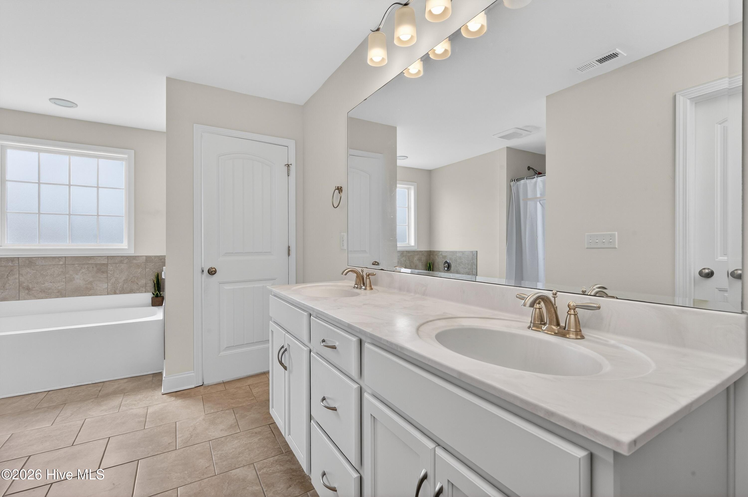 100565414 | Photo 26