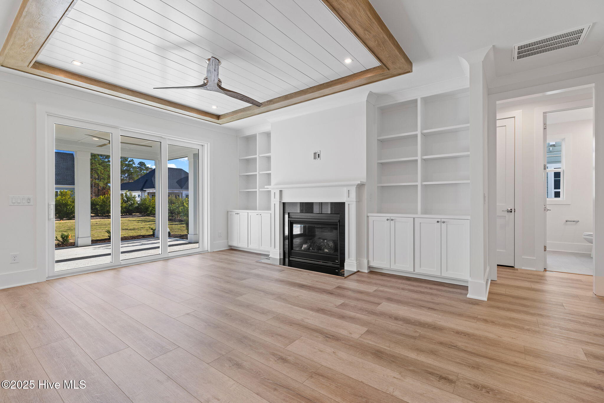 100523885 | Photo 10