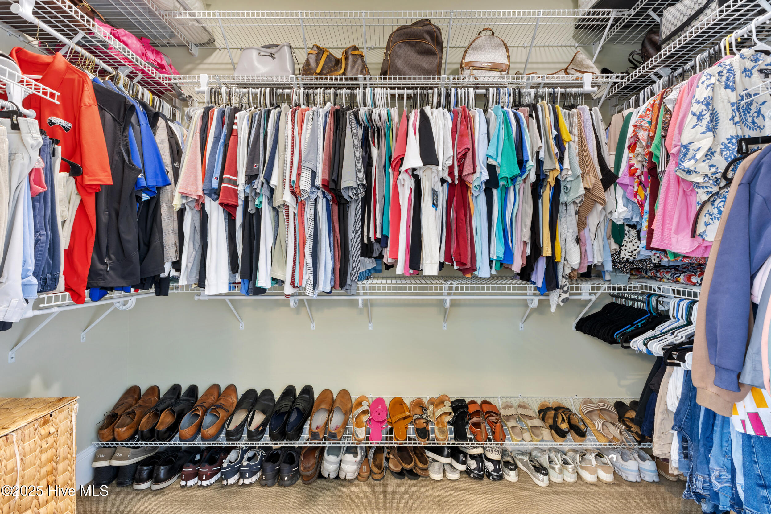 100549327 | Photo 30