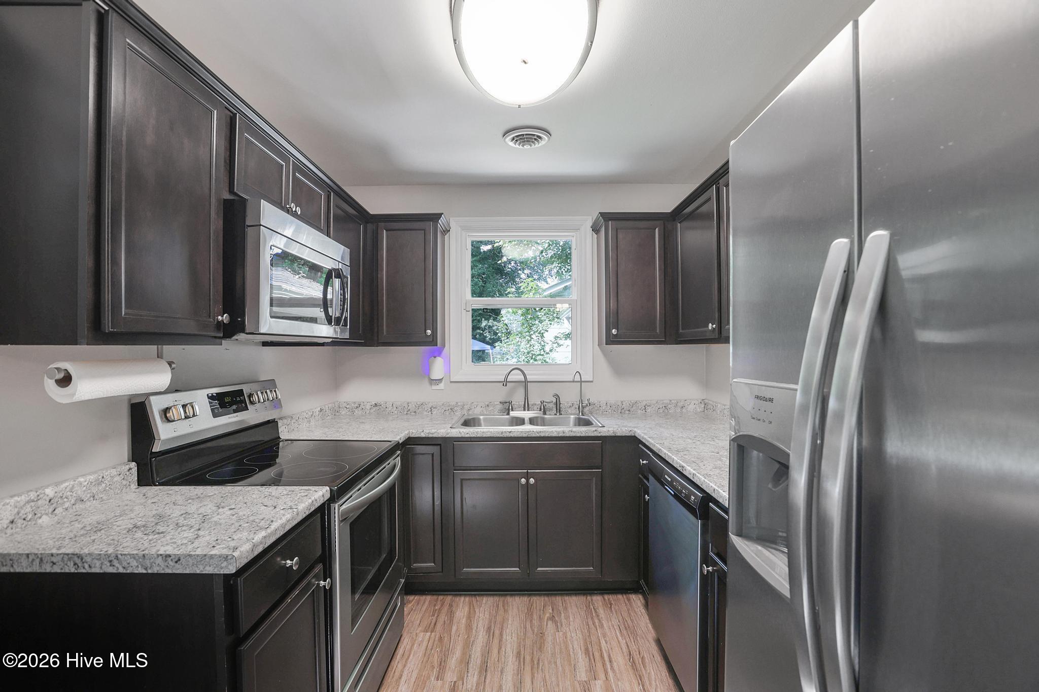 100550982 | Photo 21