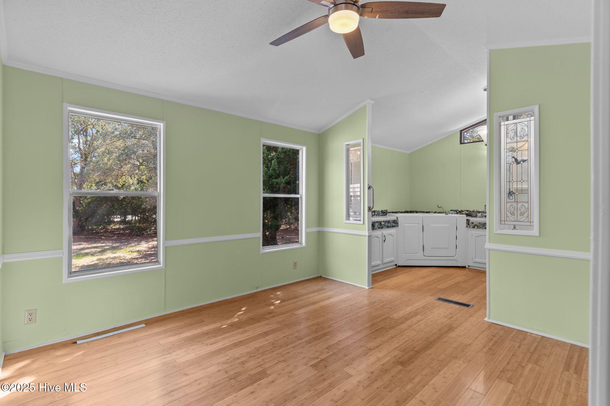 100531934 | Photo 10