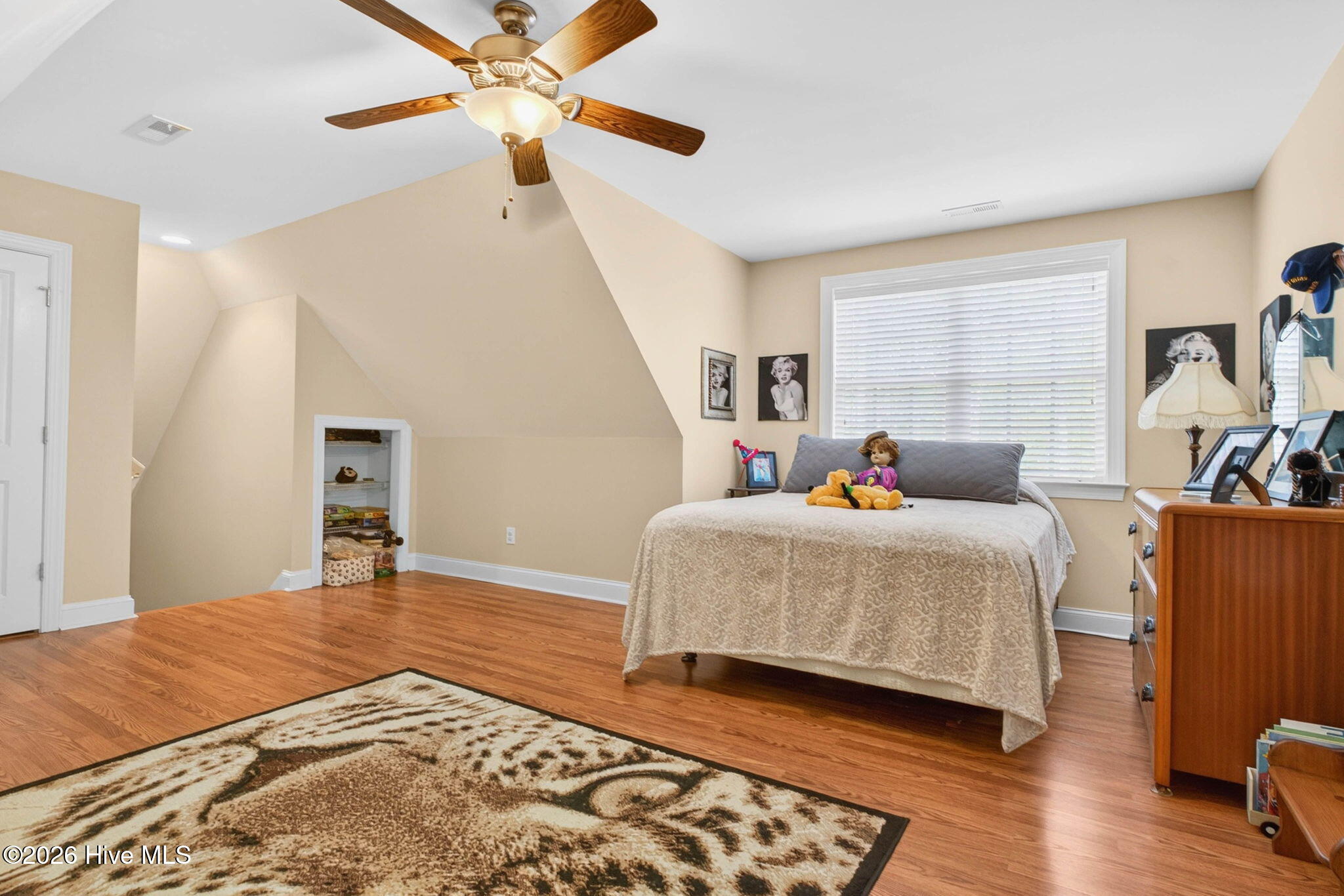 100569405 | Photo 40