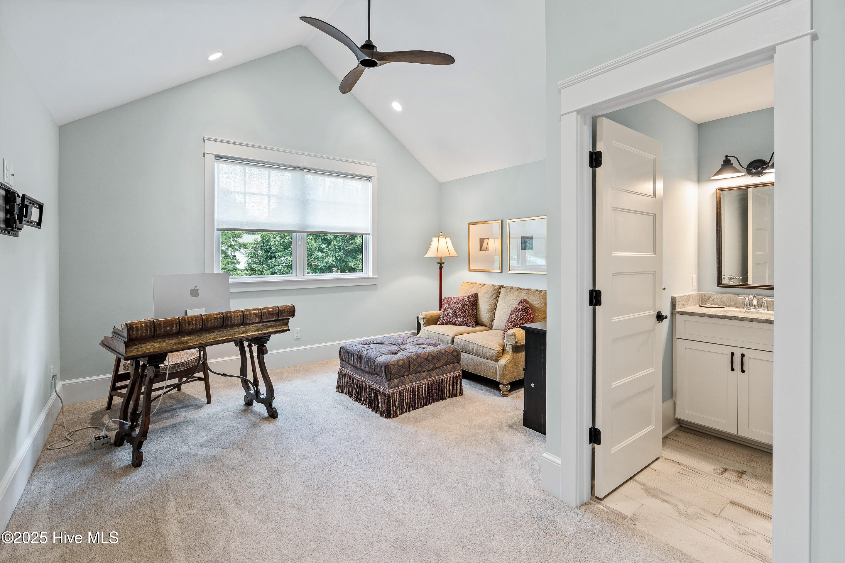 100522220 | Photo 45