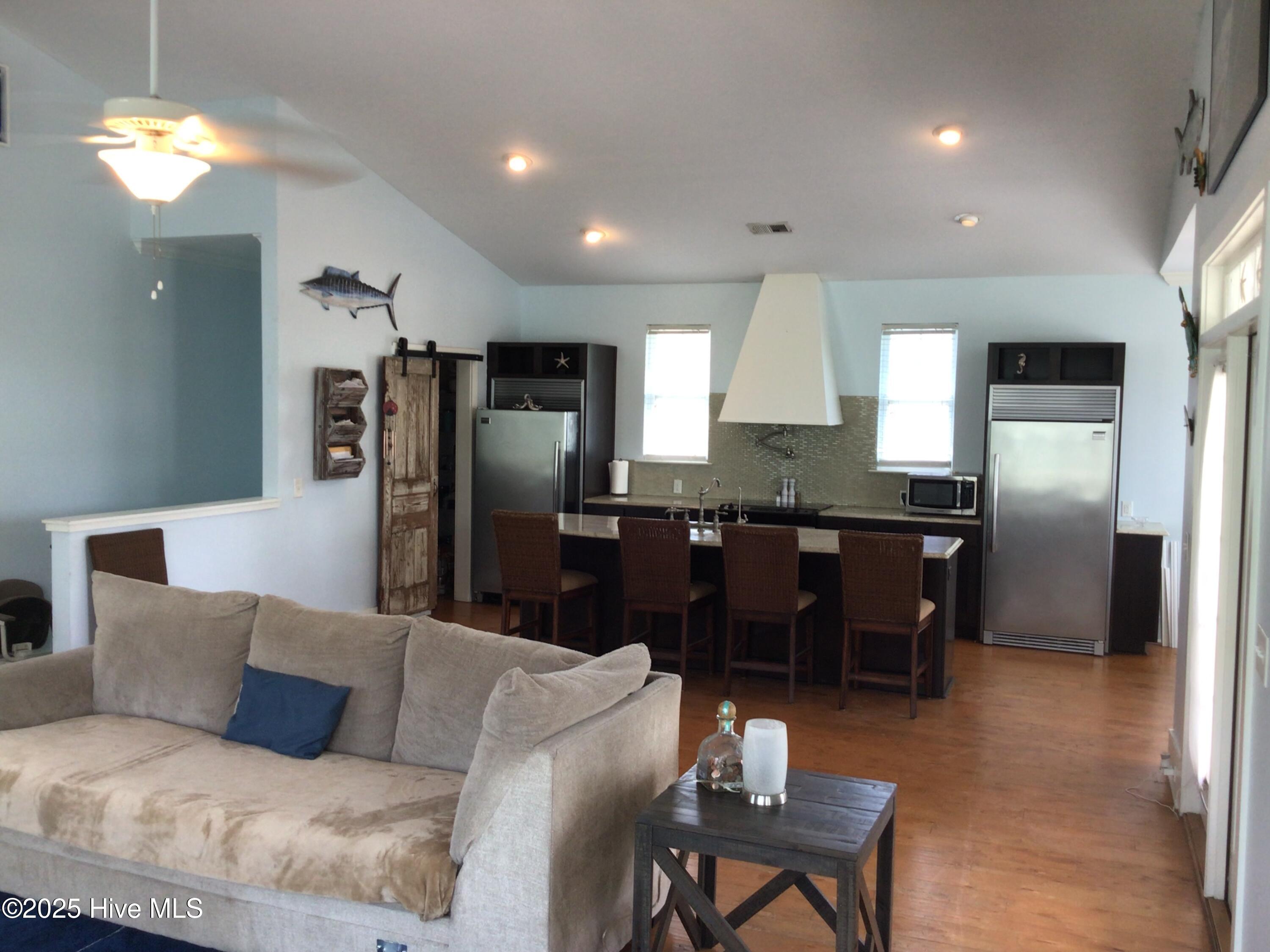 100508698 | Photo 11