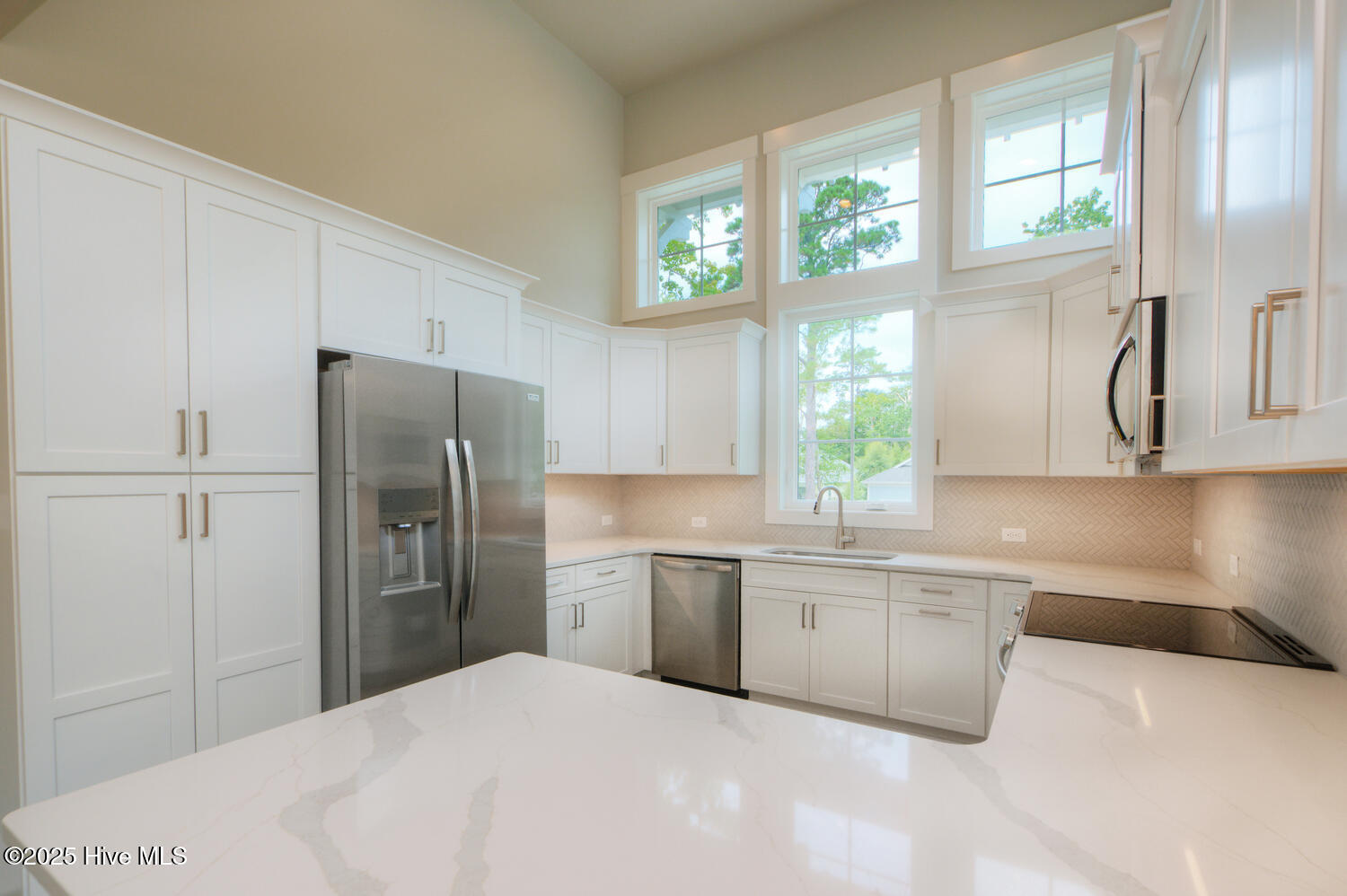 100502885 | Photo 10