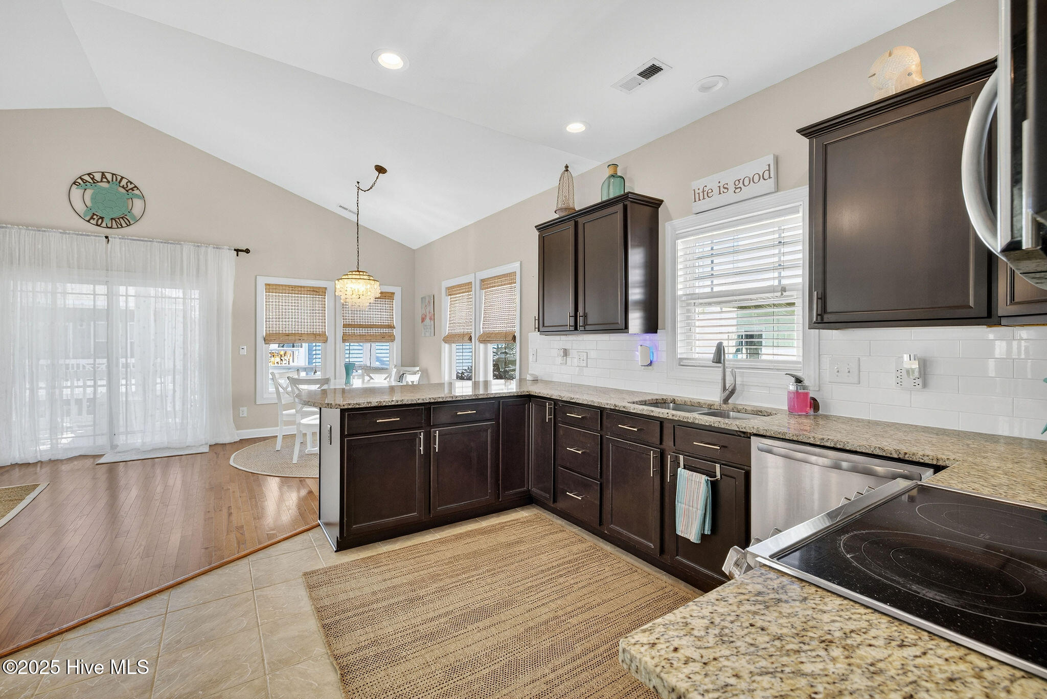 100533834 | Photo 12