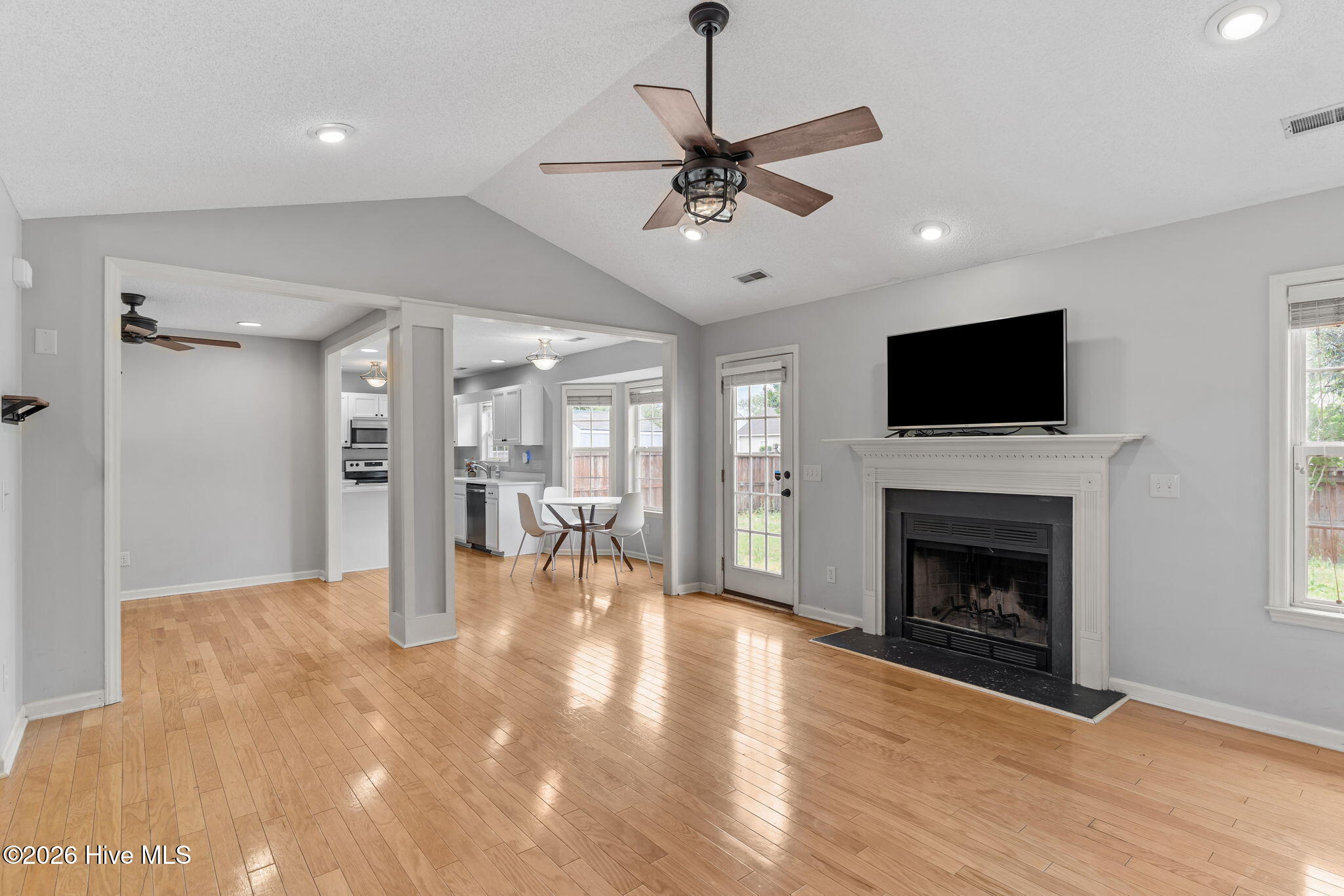 100569339 | Photo 23