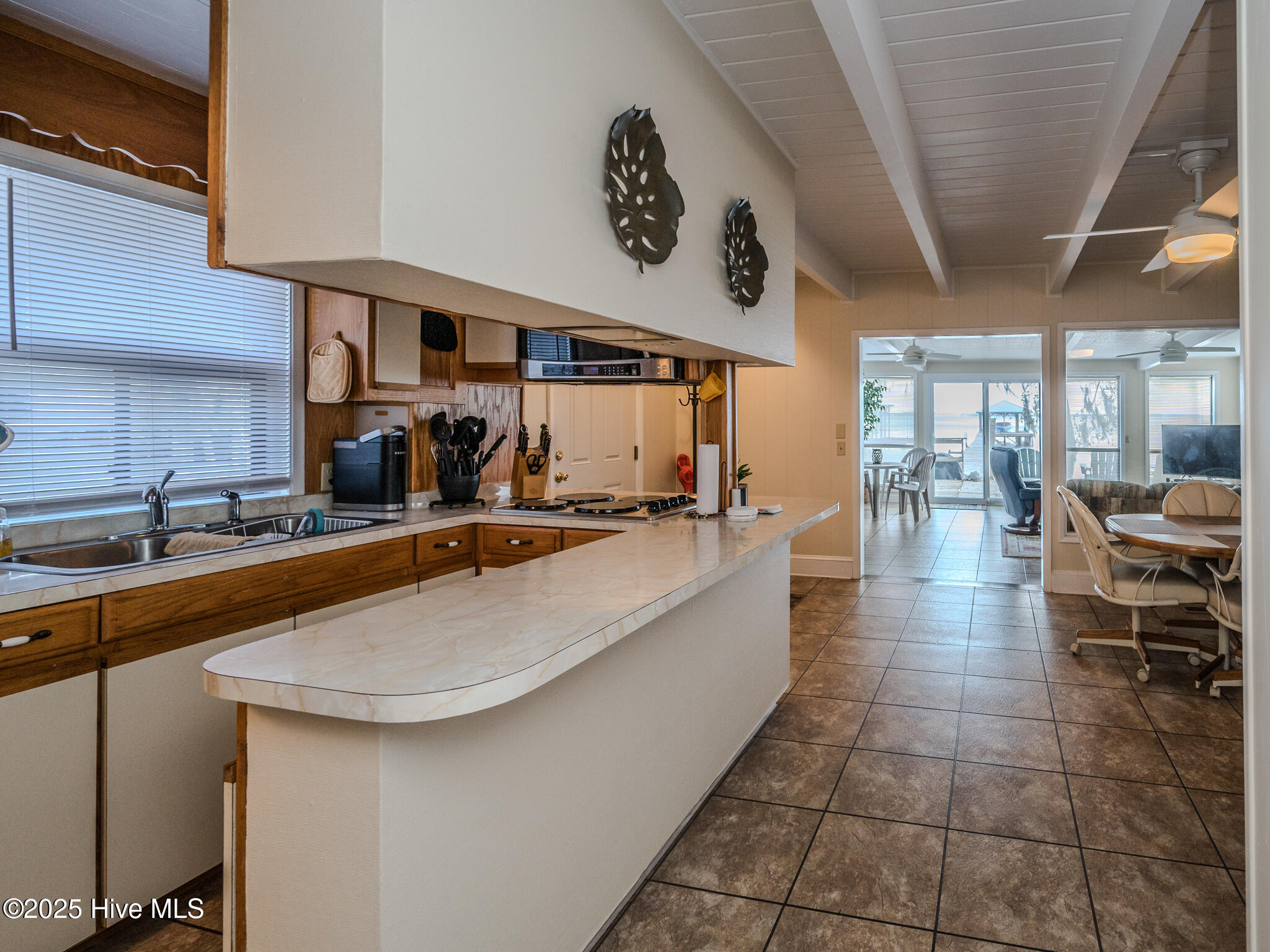 100560195 | Photo 18