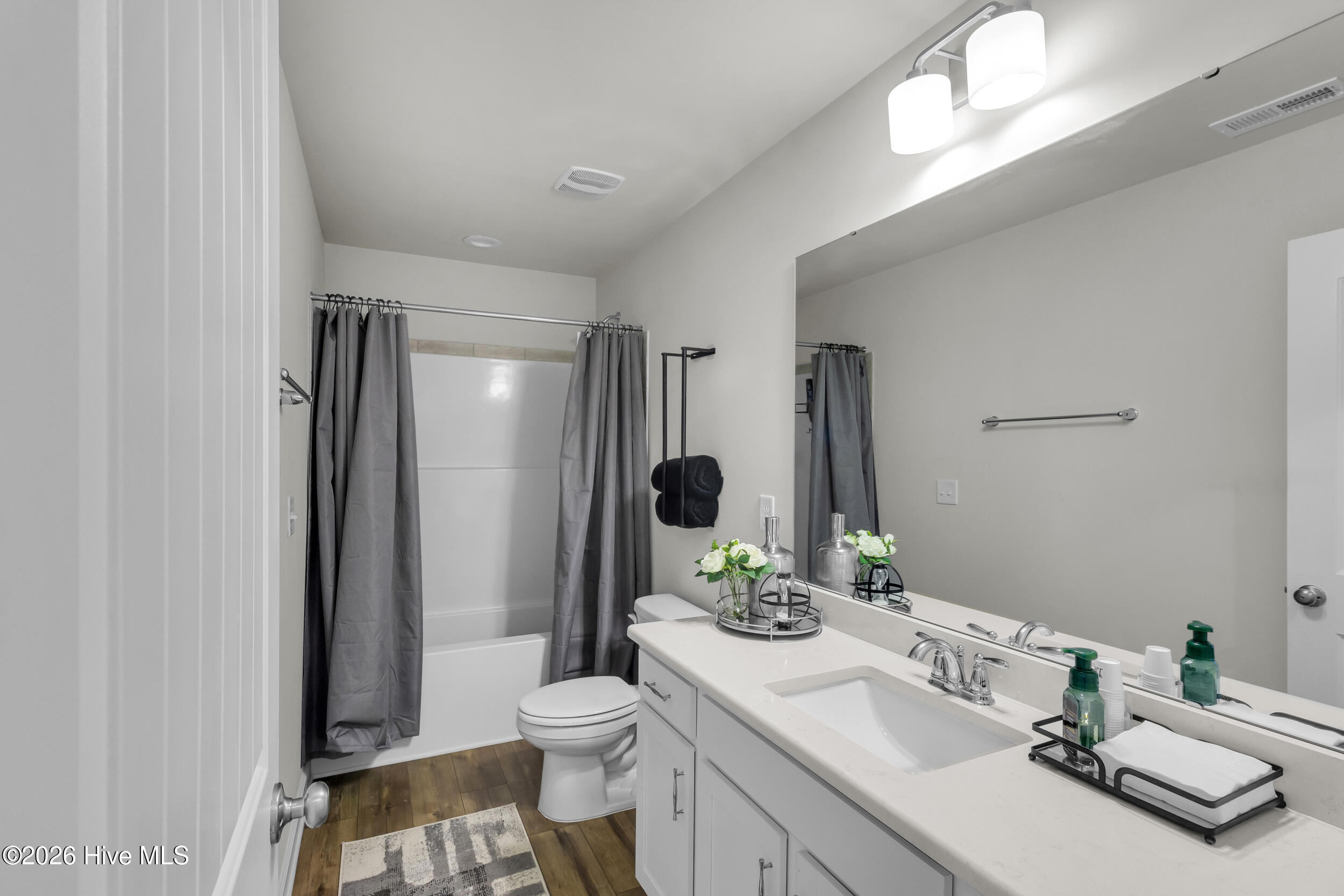 100547188 | Photo 22