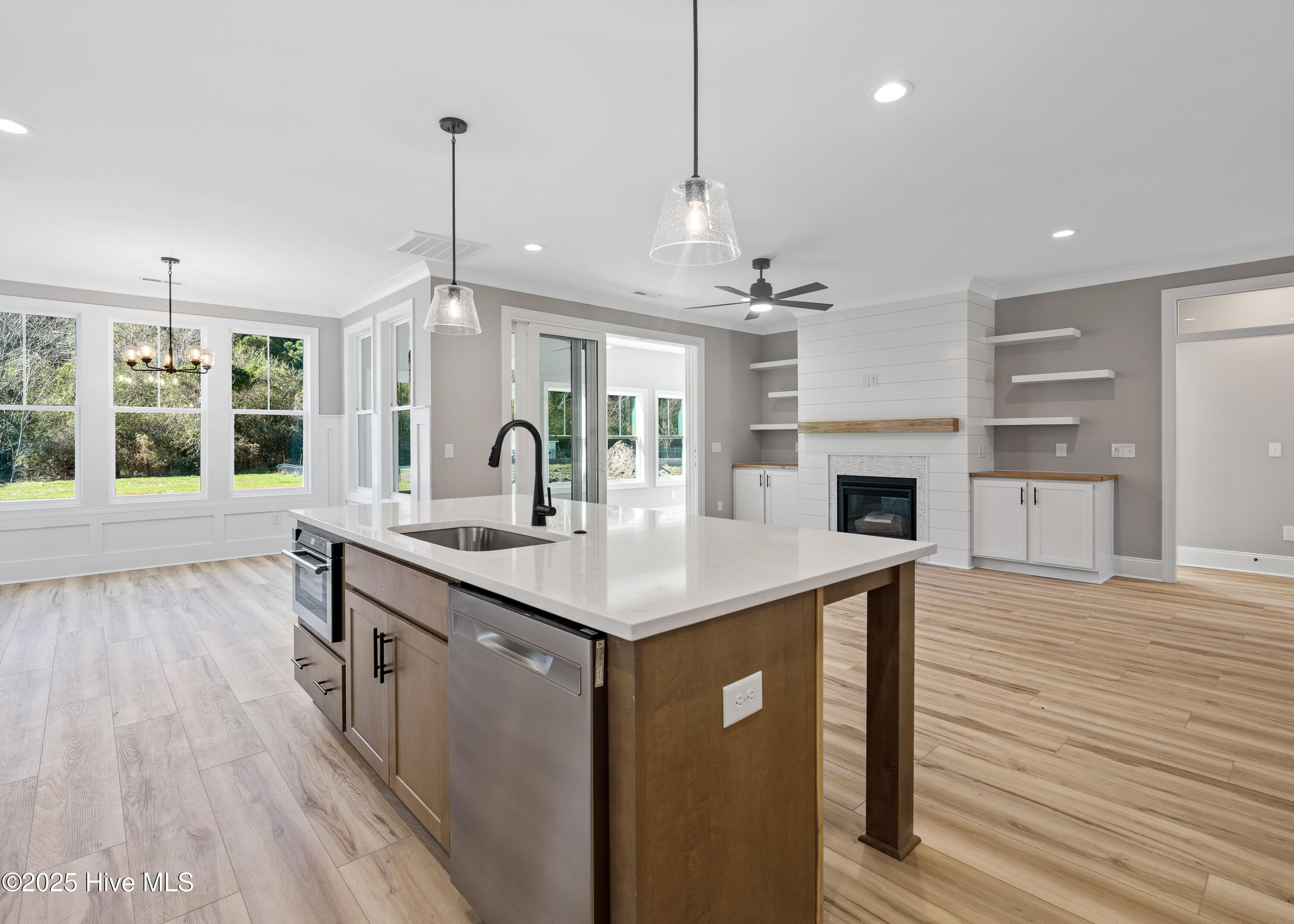 100537185 | Photo 10