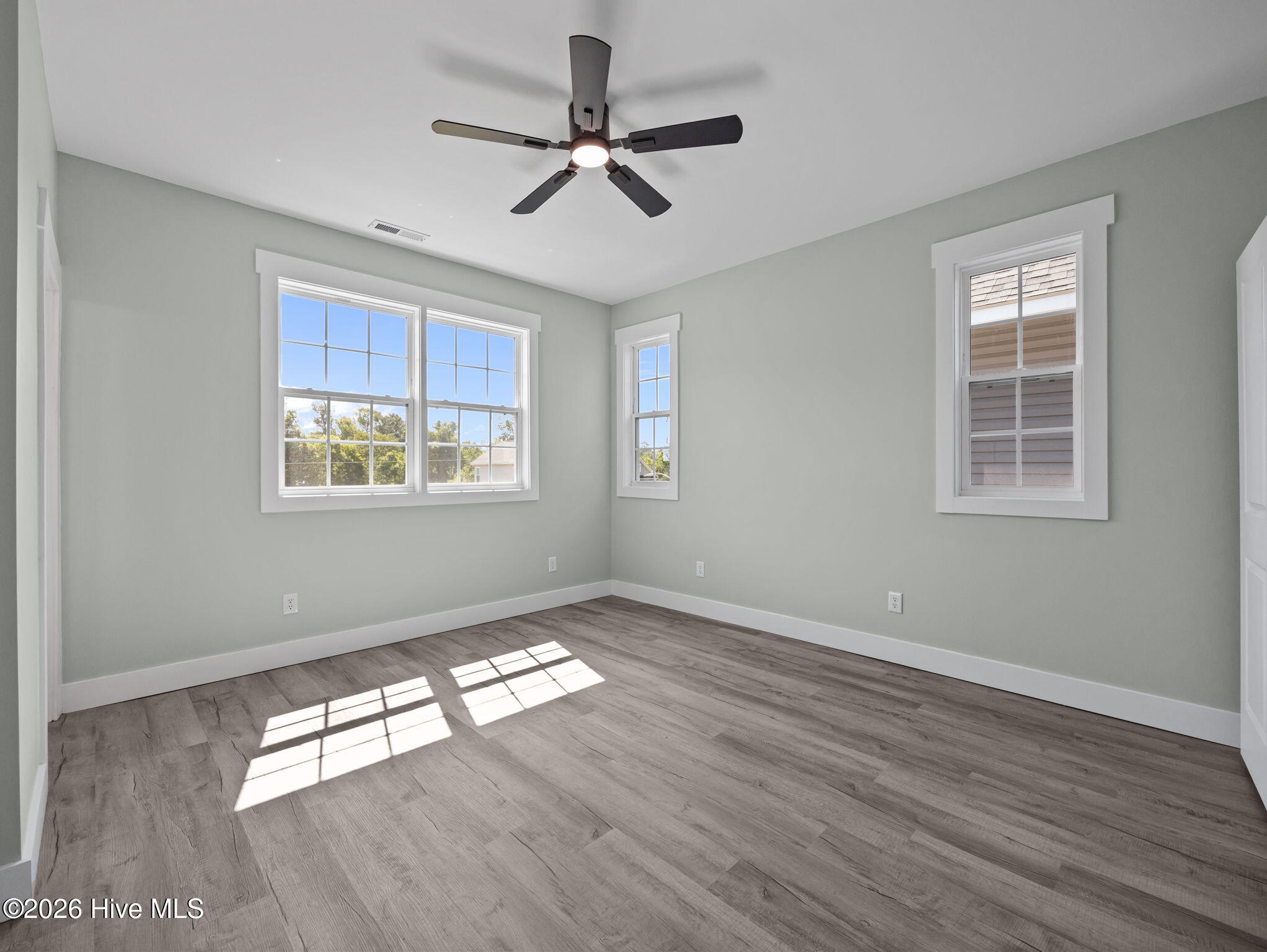 100566341 | Photo 43