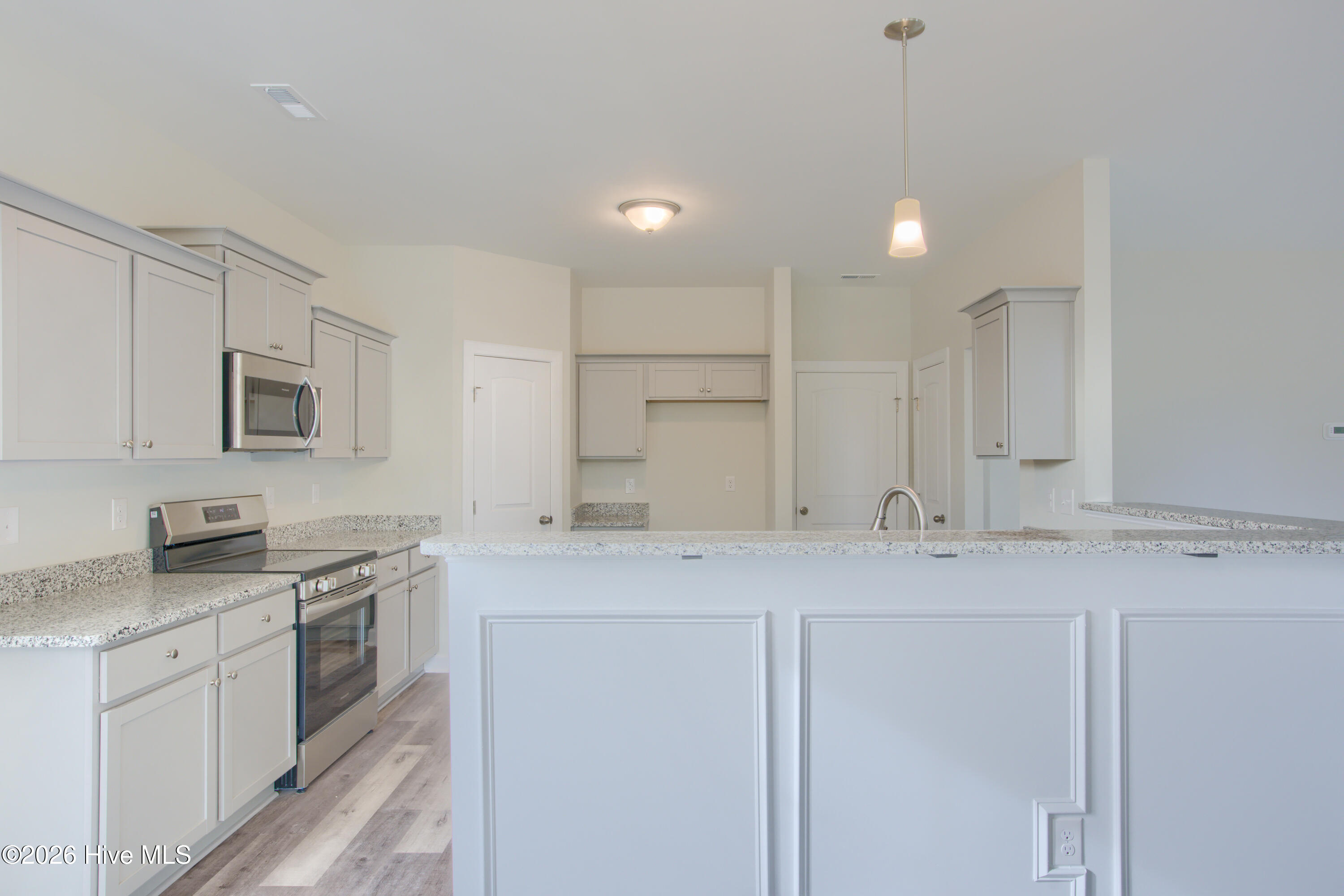 100527723 | Photo 16