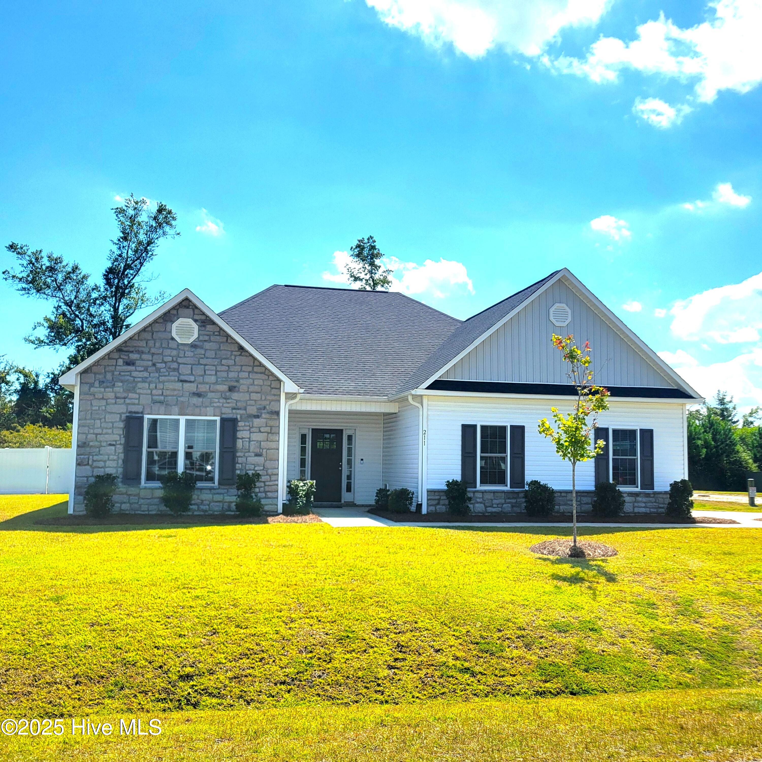 211 W Broughton Lane, Rocky Point, NC 28457 – photo 5: 20250904_143310