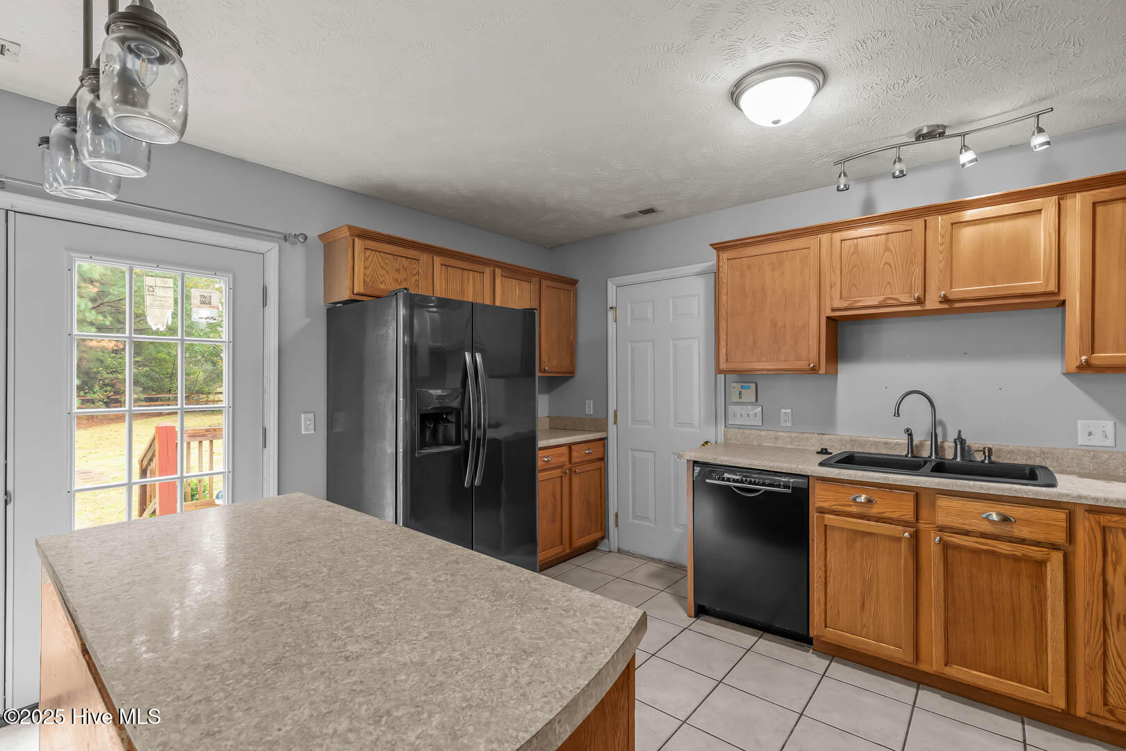 100542148 | Photo 23