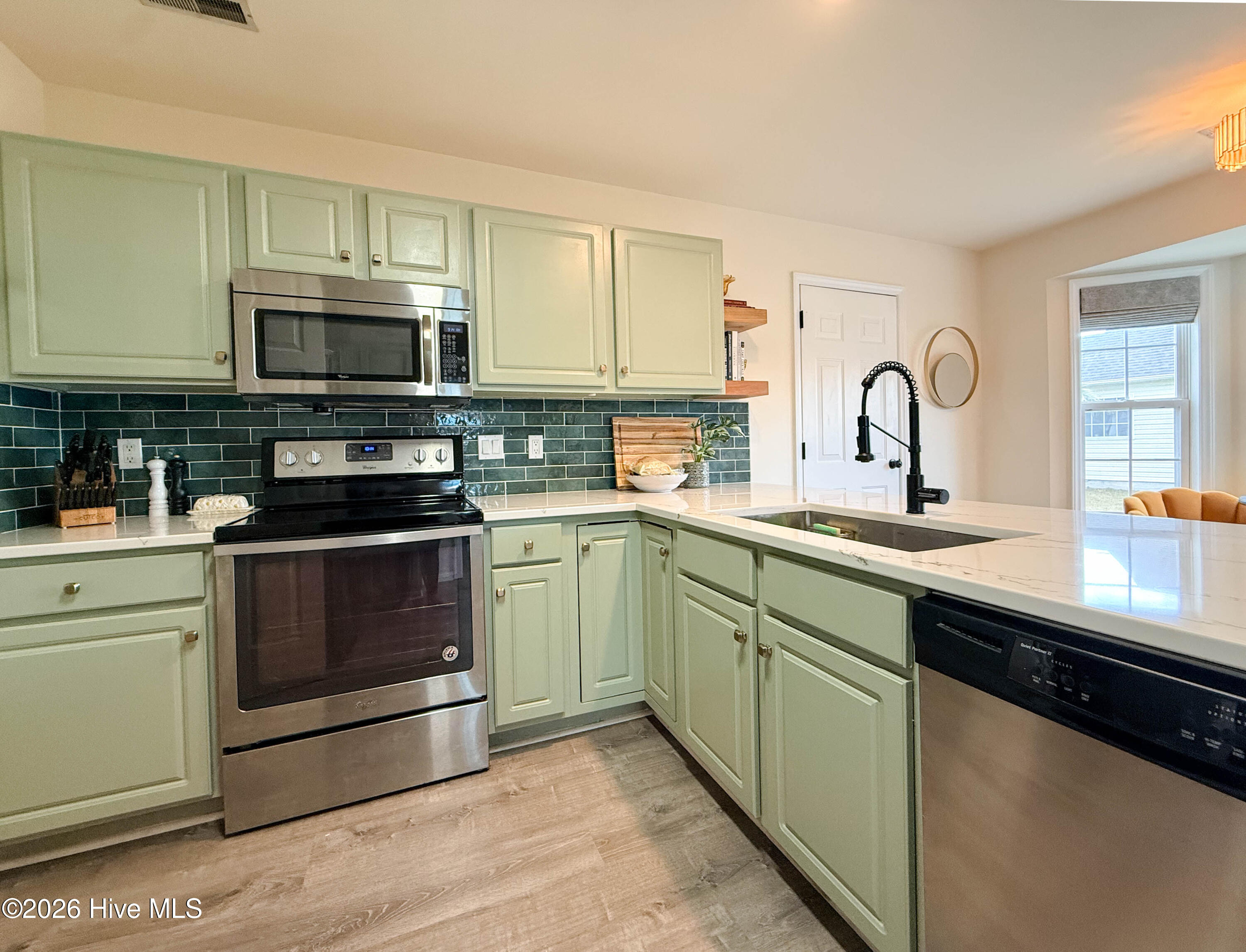 100559708 | Photo 18