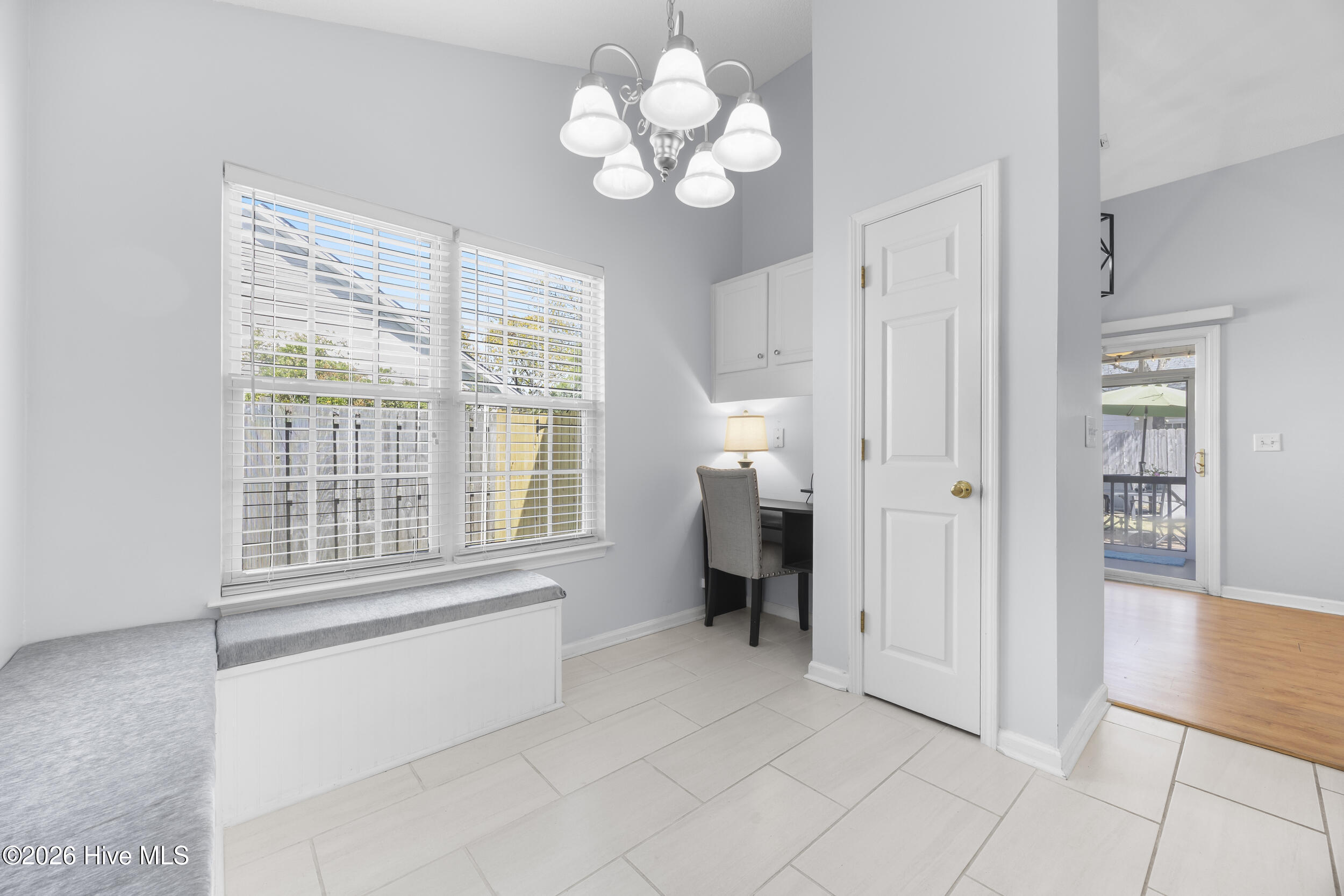 100565263 | Photo 19