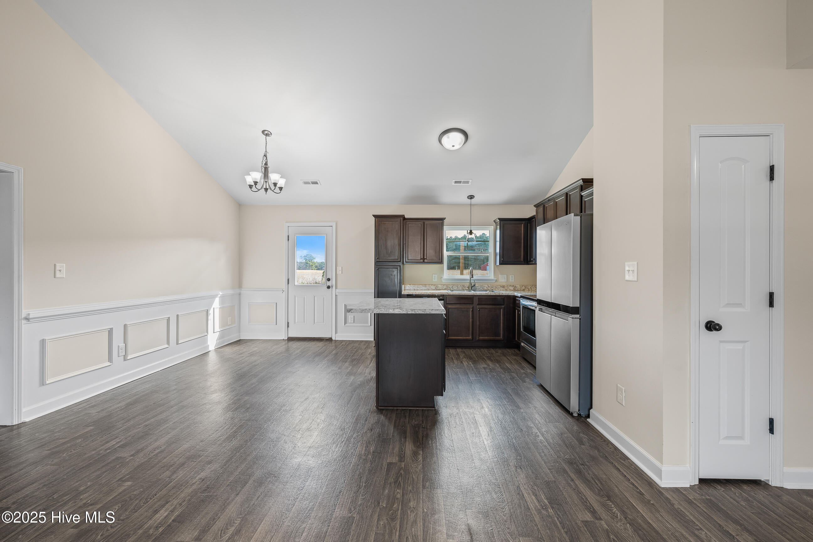 100544076 | Photo 11