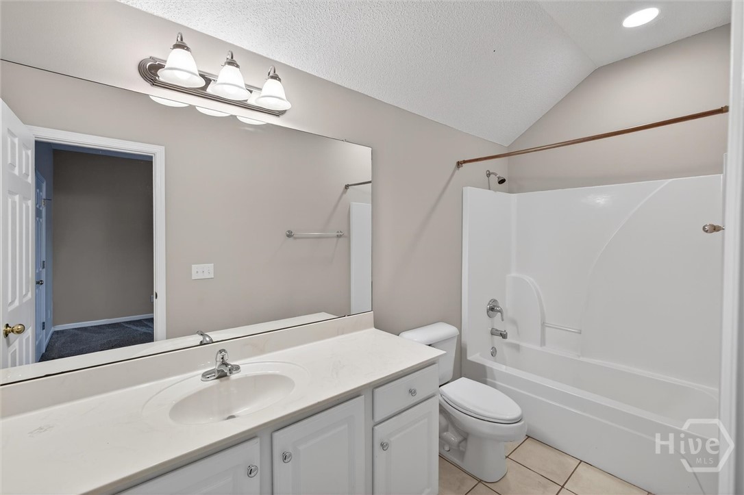 Upstairs guest bath