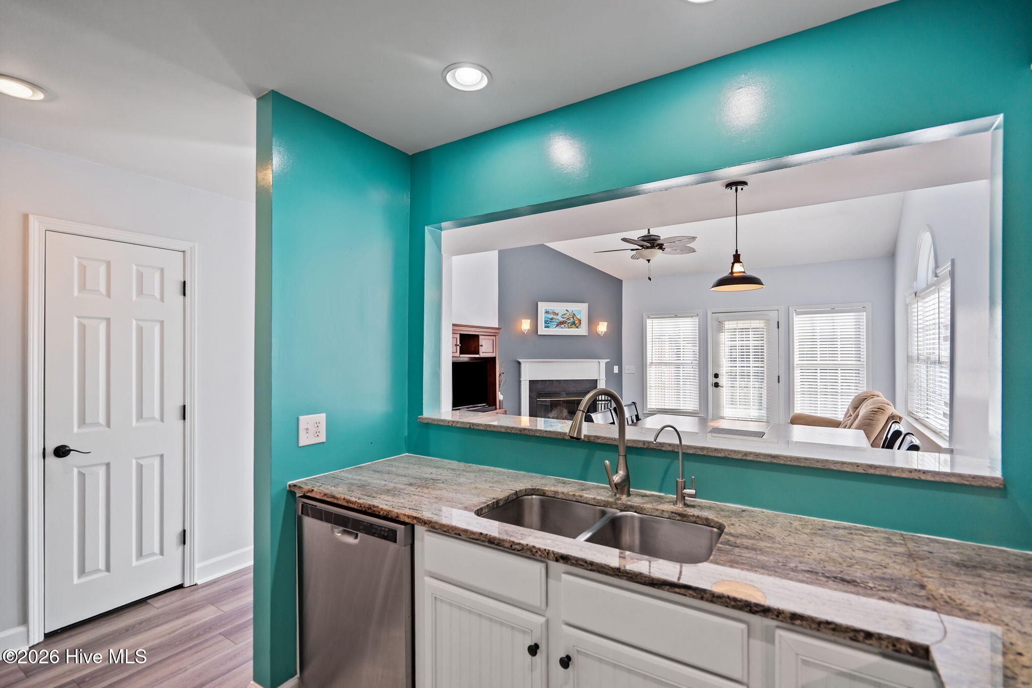 100558805 | Photo 15