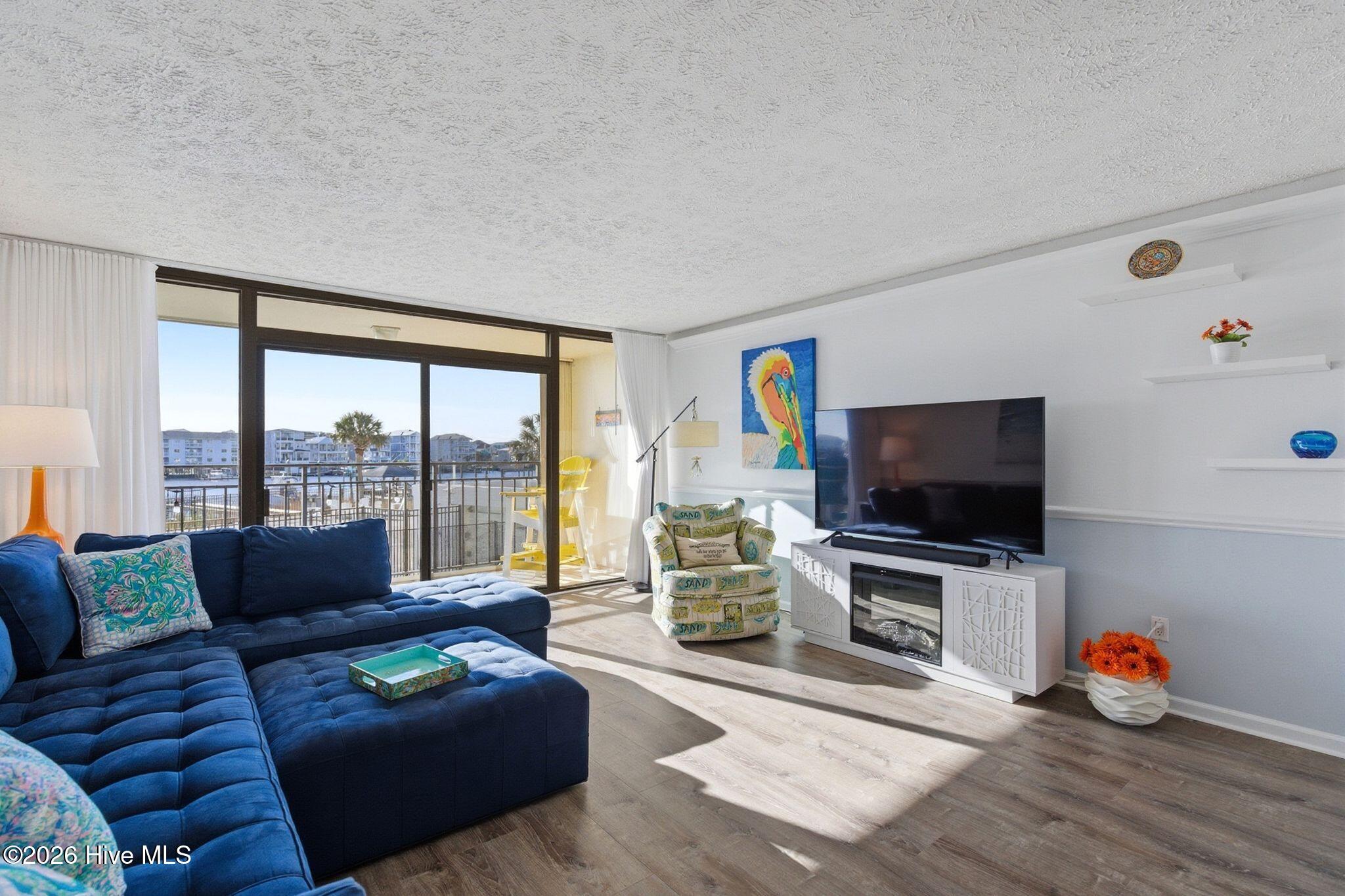 100560958 | Photo 11