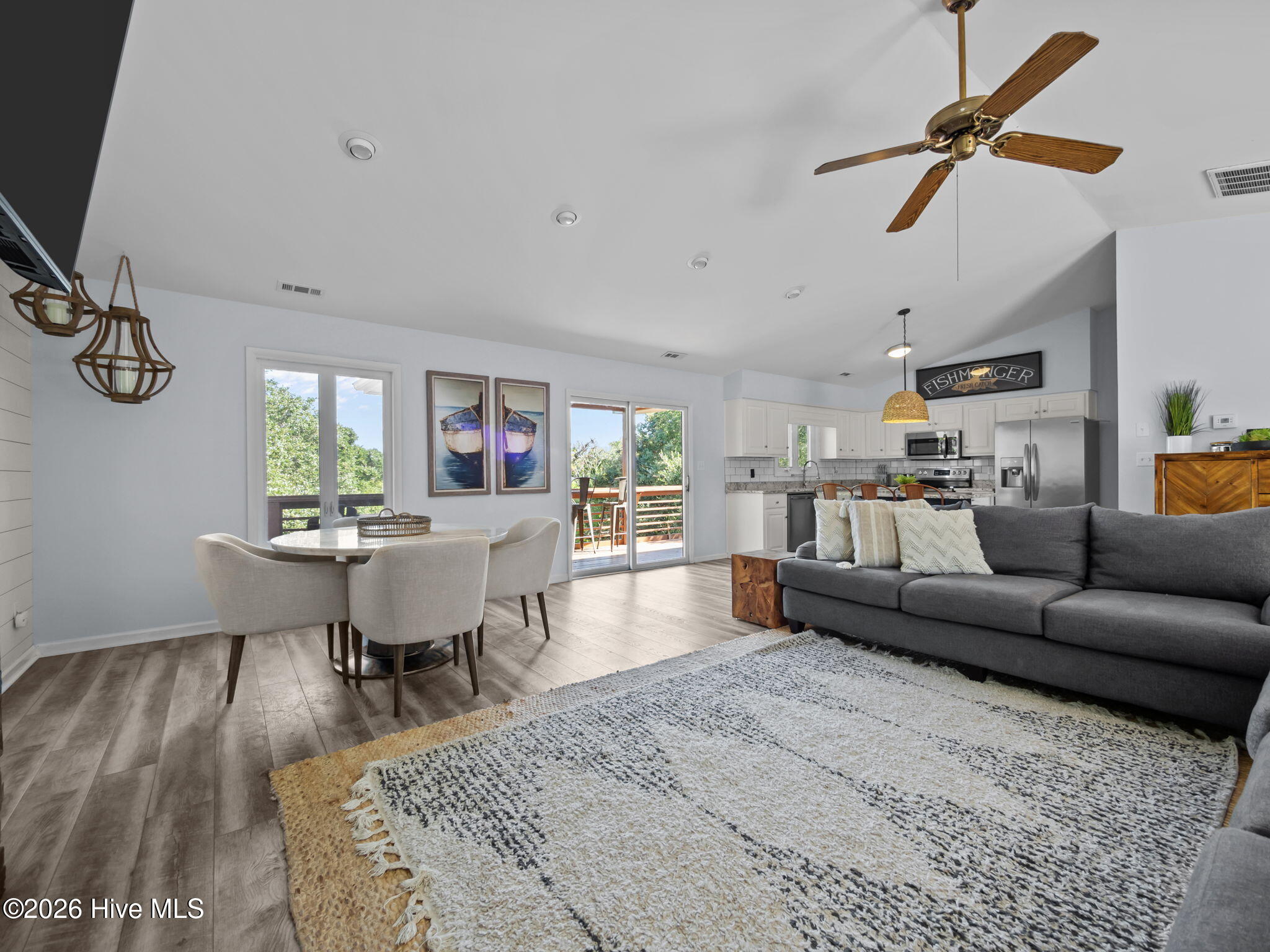 100561465 | Photo 22