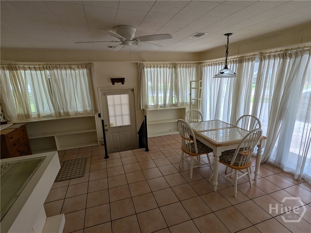 Breakfast/Bar Room