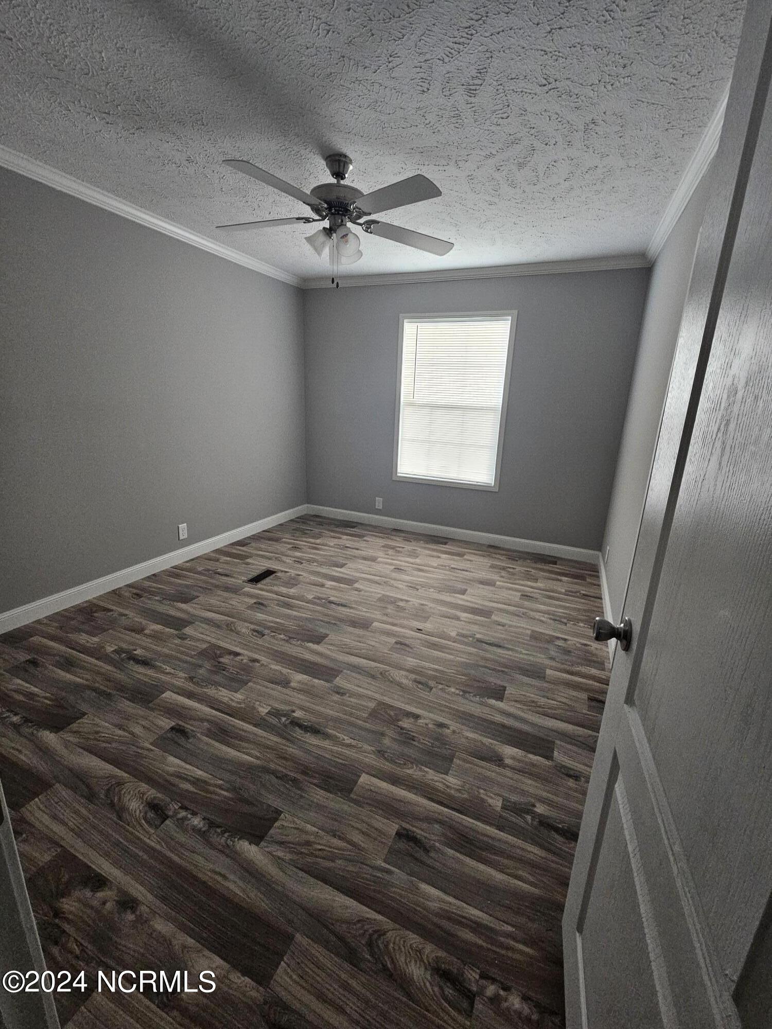 100569261 | Photo 25