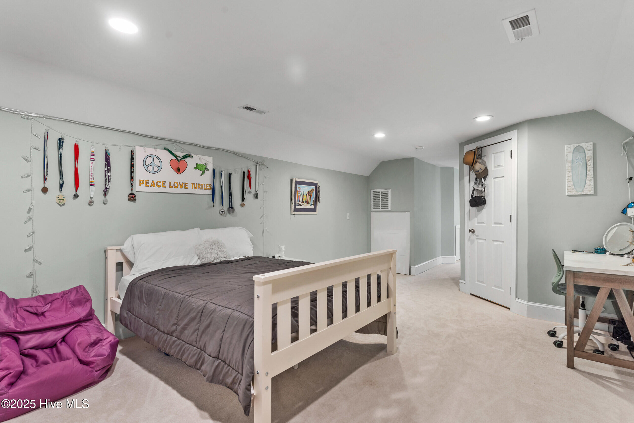 100545299 | Photo 35