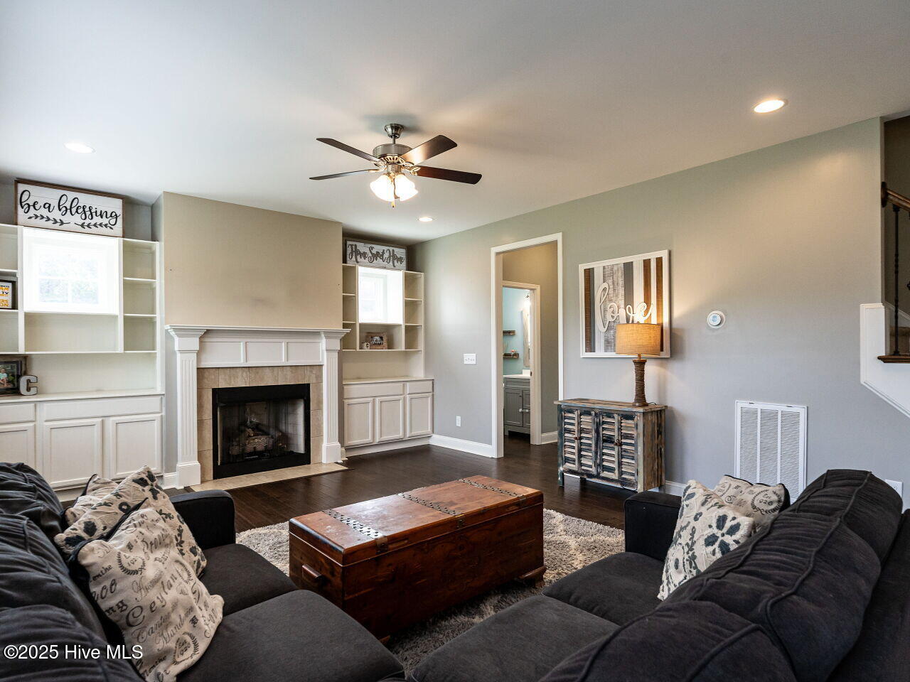 008-1280x960-family-room