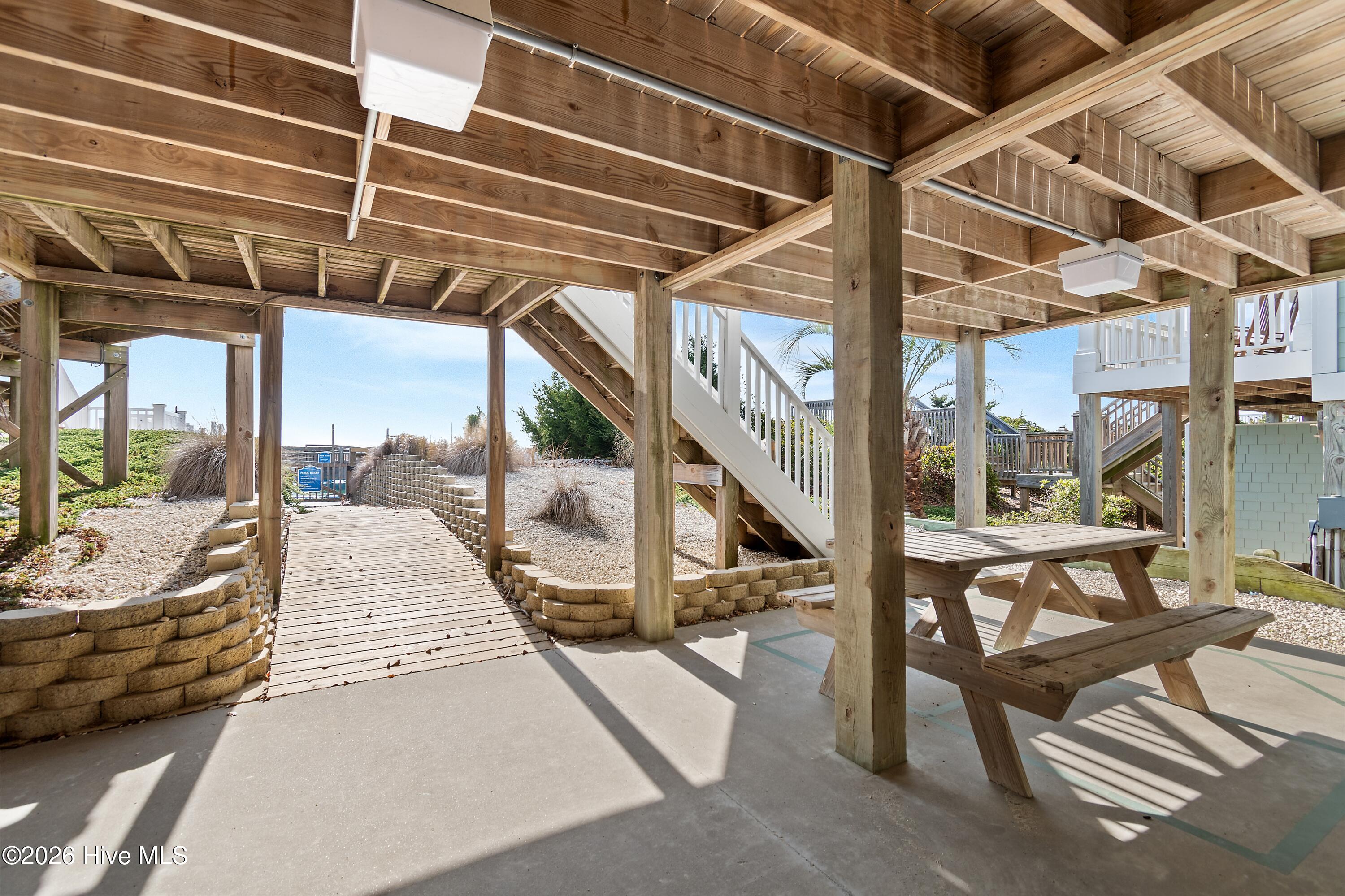 100548422 | Photo 70