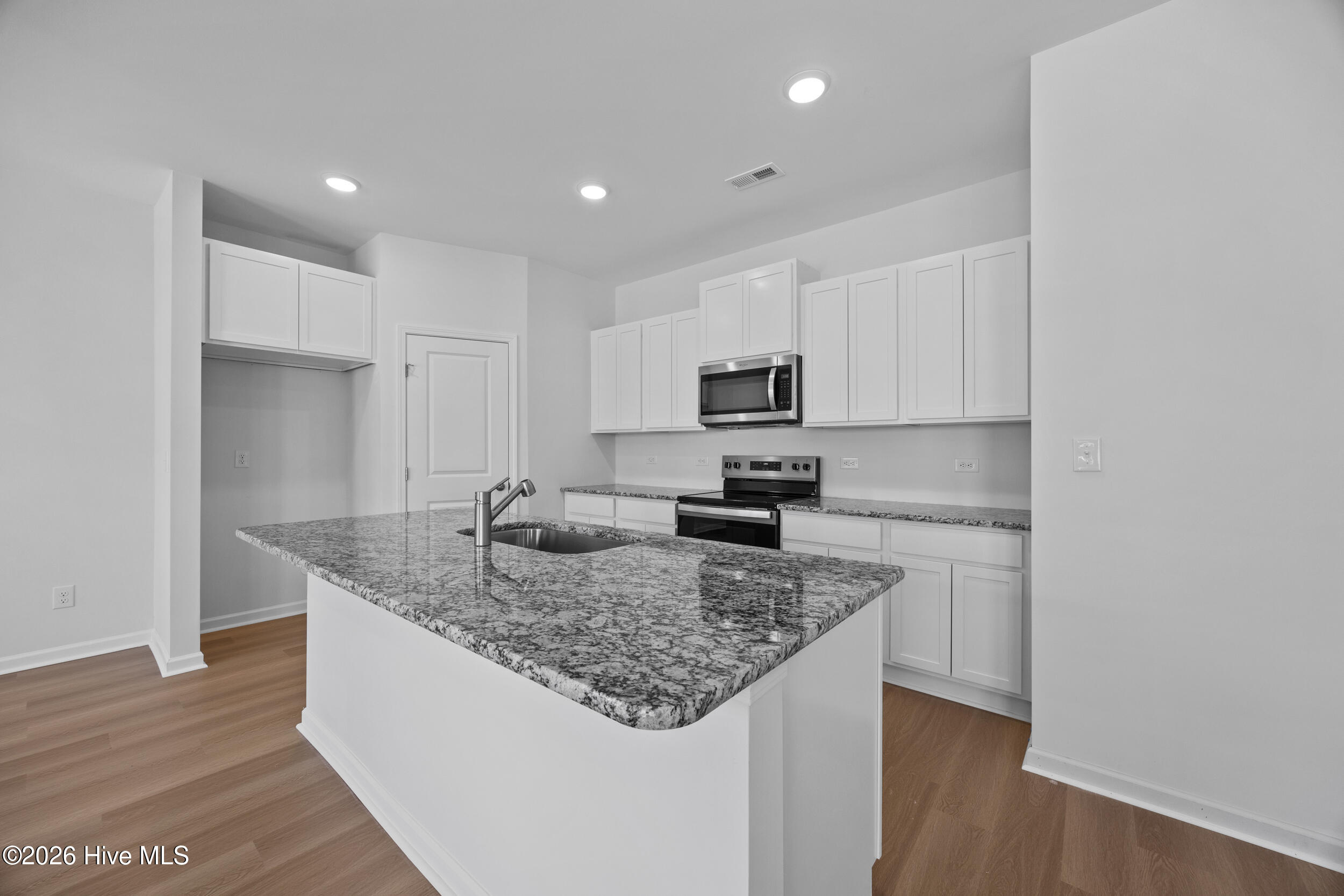 100547269 | Photo 22