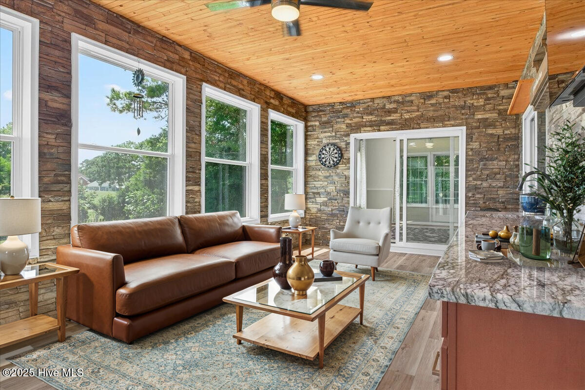 100523832 | Photo 35