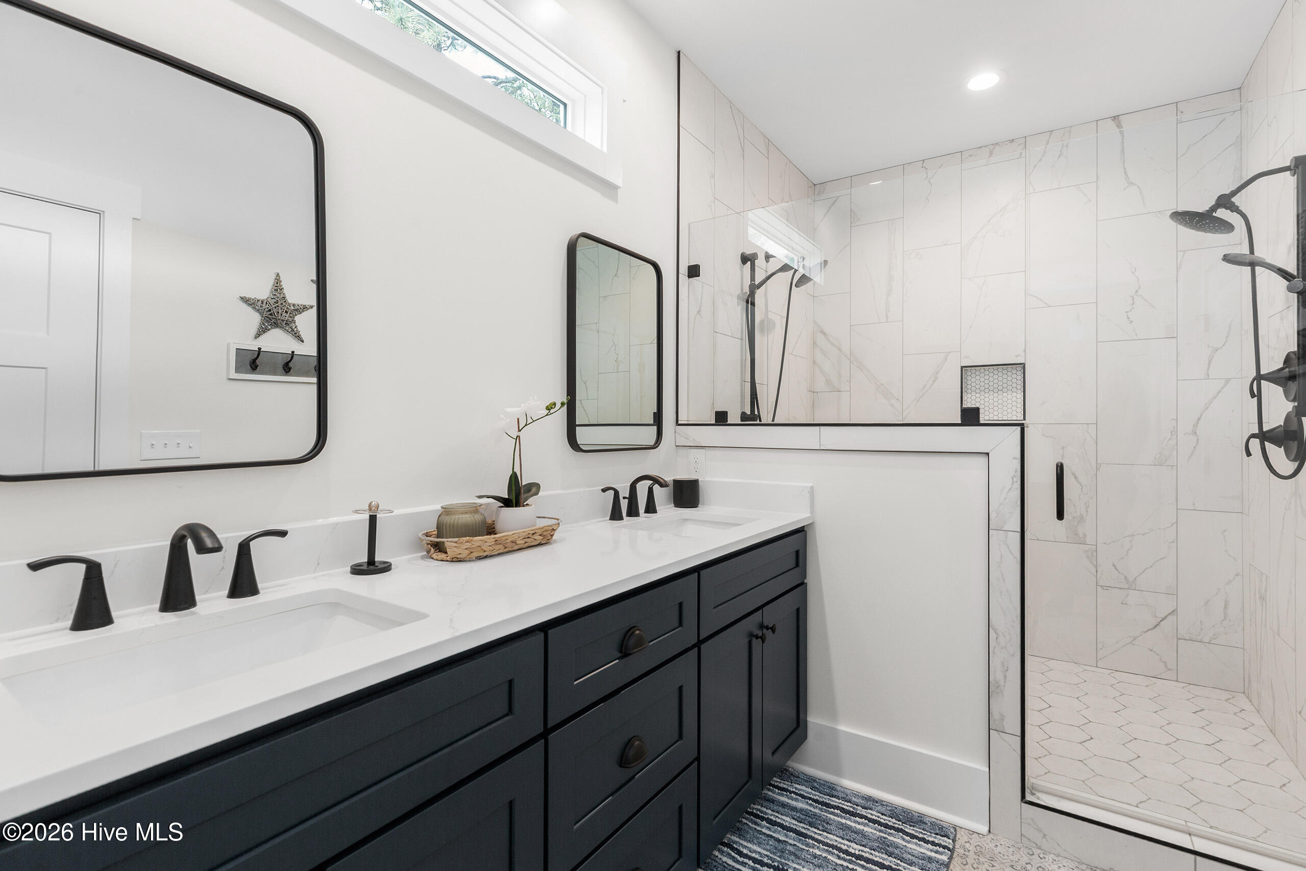 100562975 | Photo 46