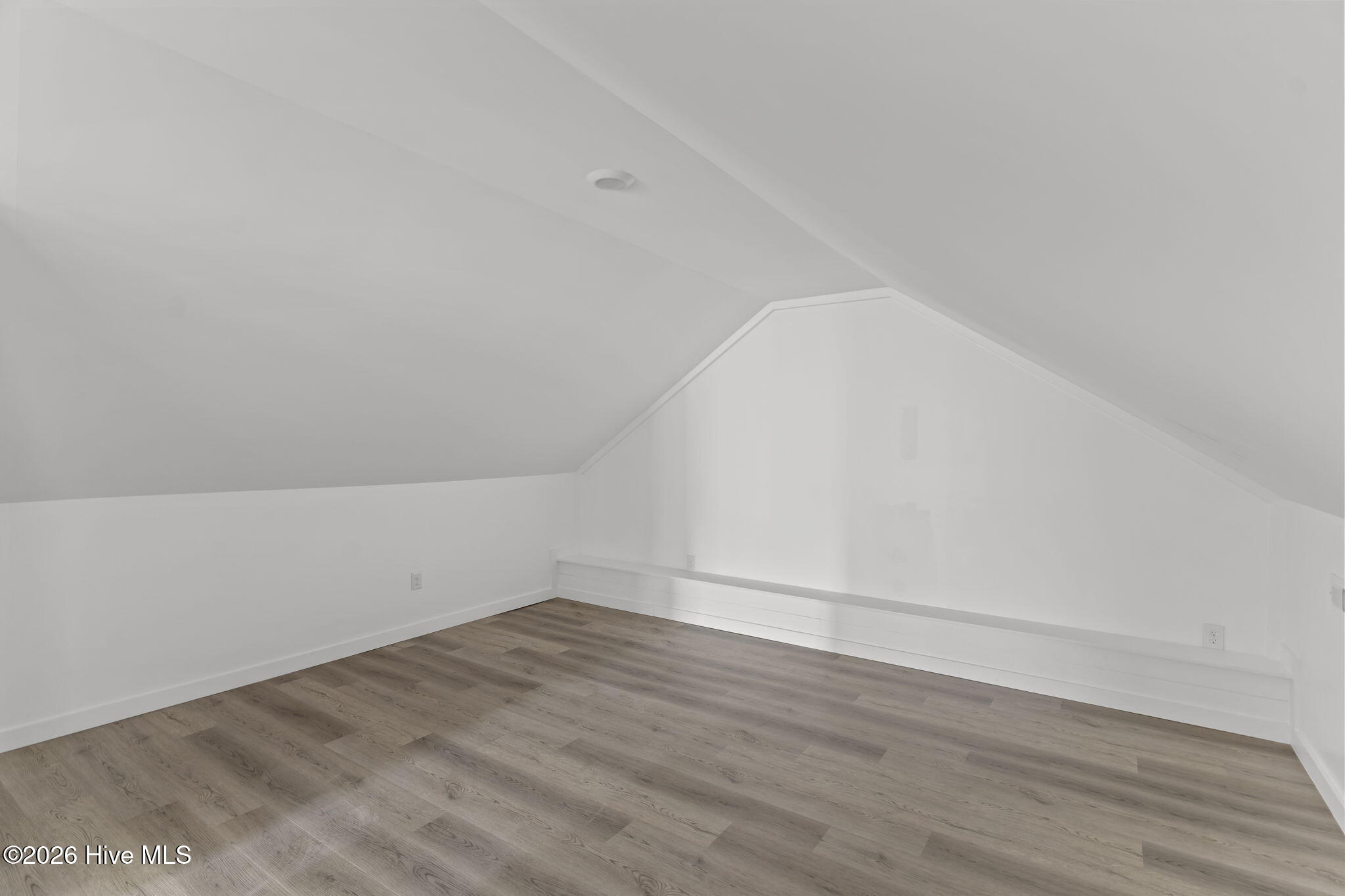 100549320 | Photo 35