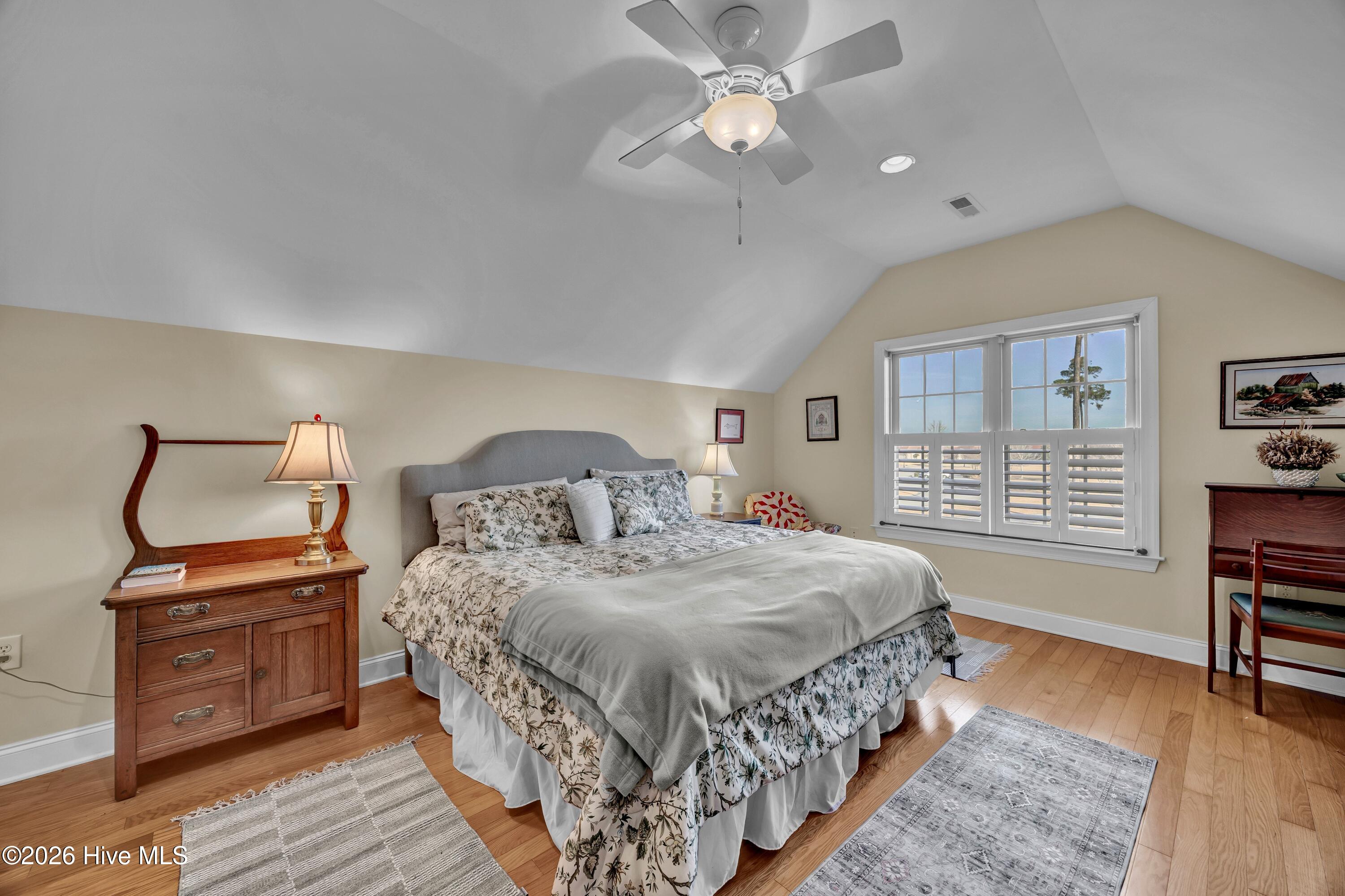 100550306 | Photo 25