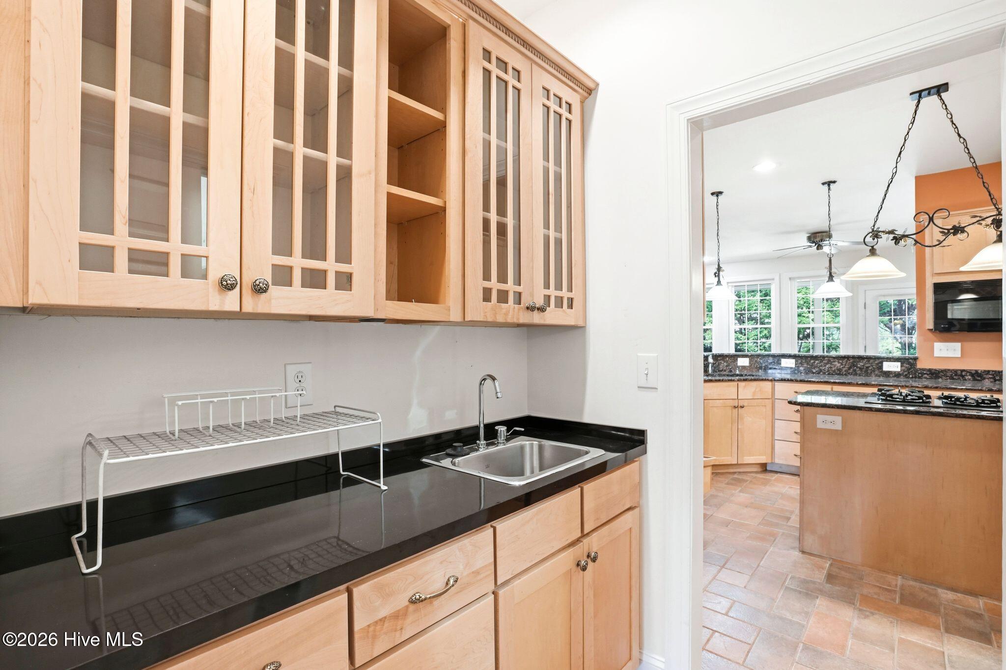 100563594 | Photo 30