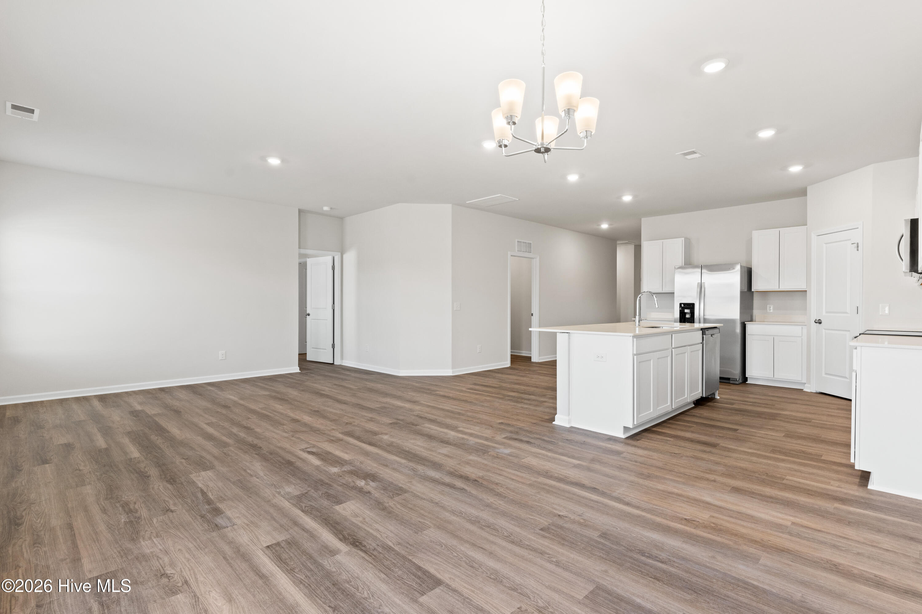 100560303 | Photo 12