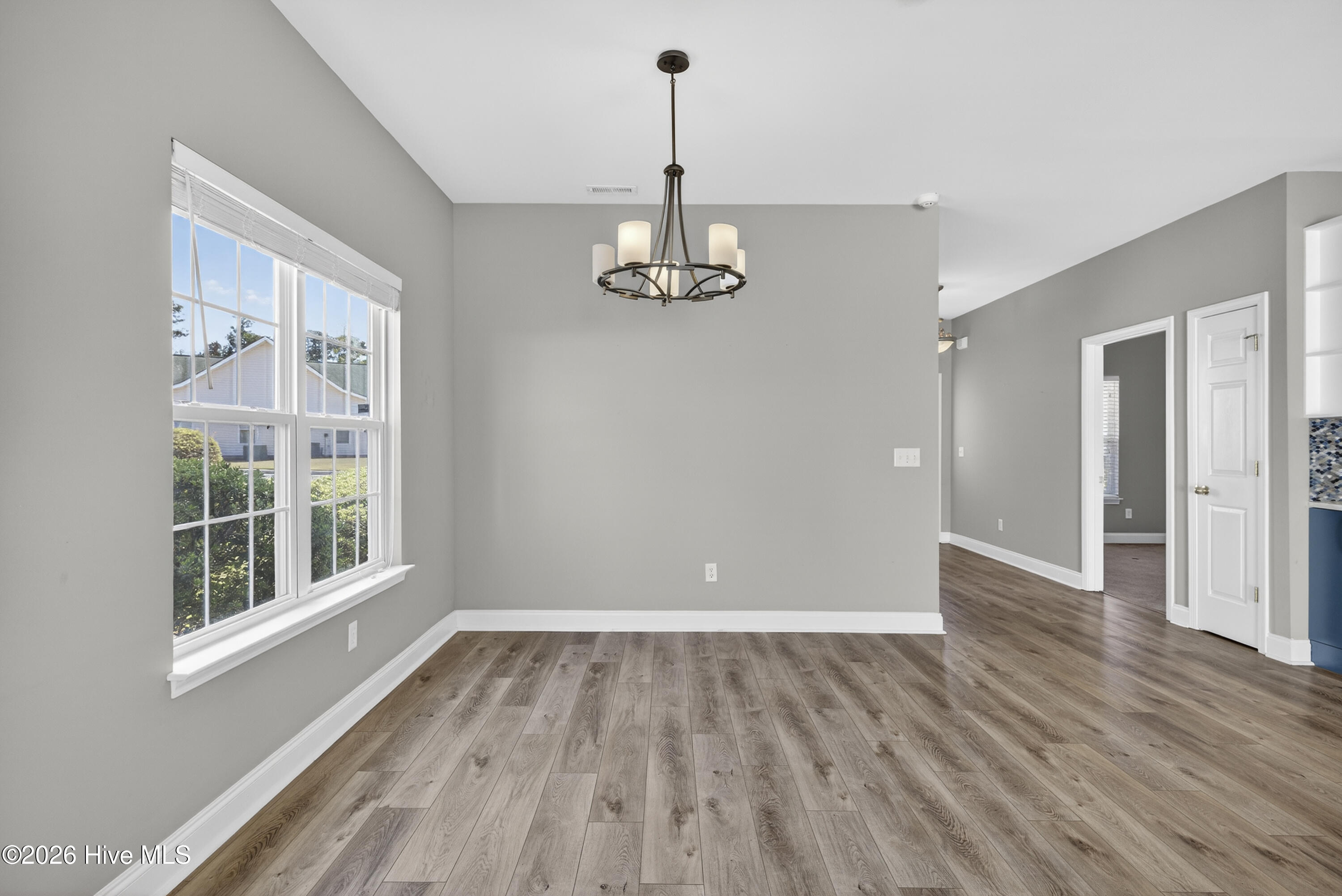 100562348 | Photo 12