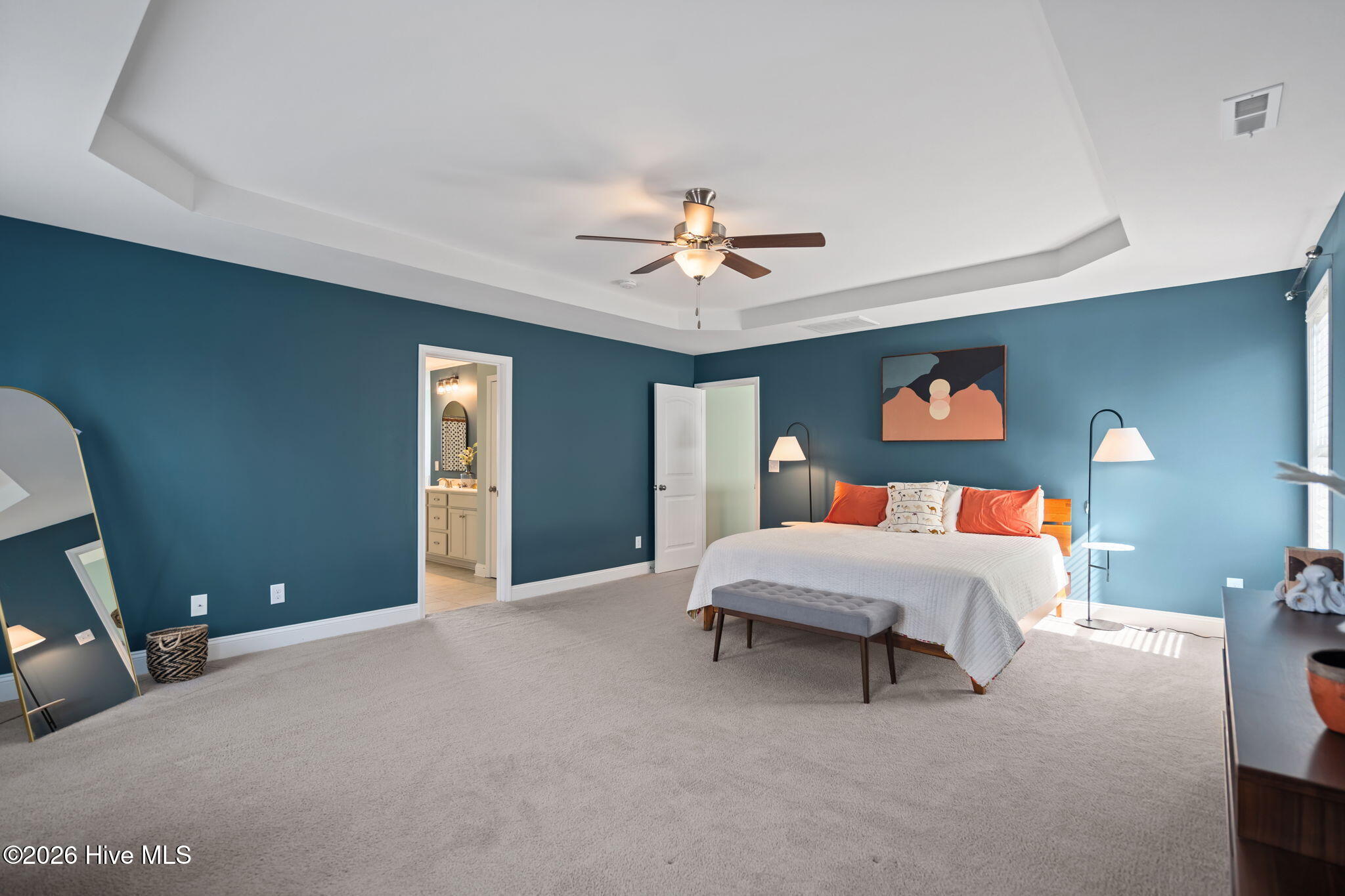 100562615 | Photo 23