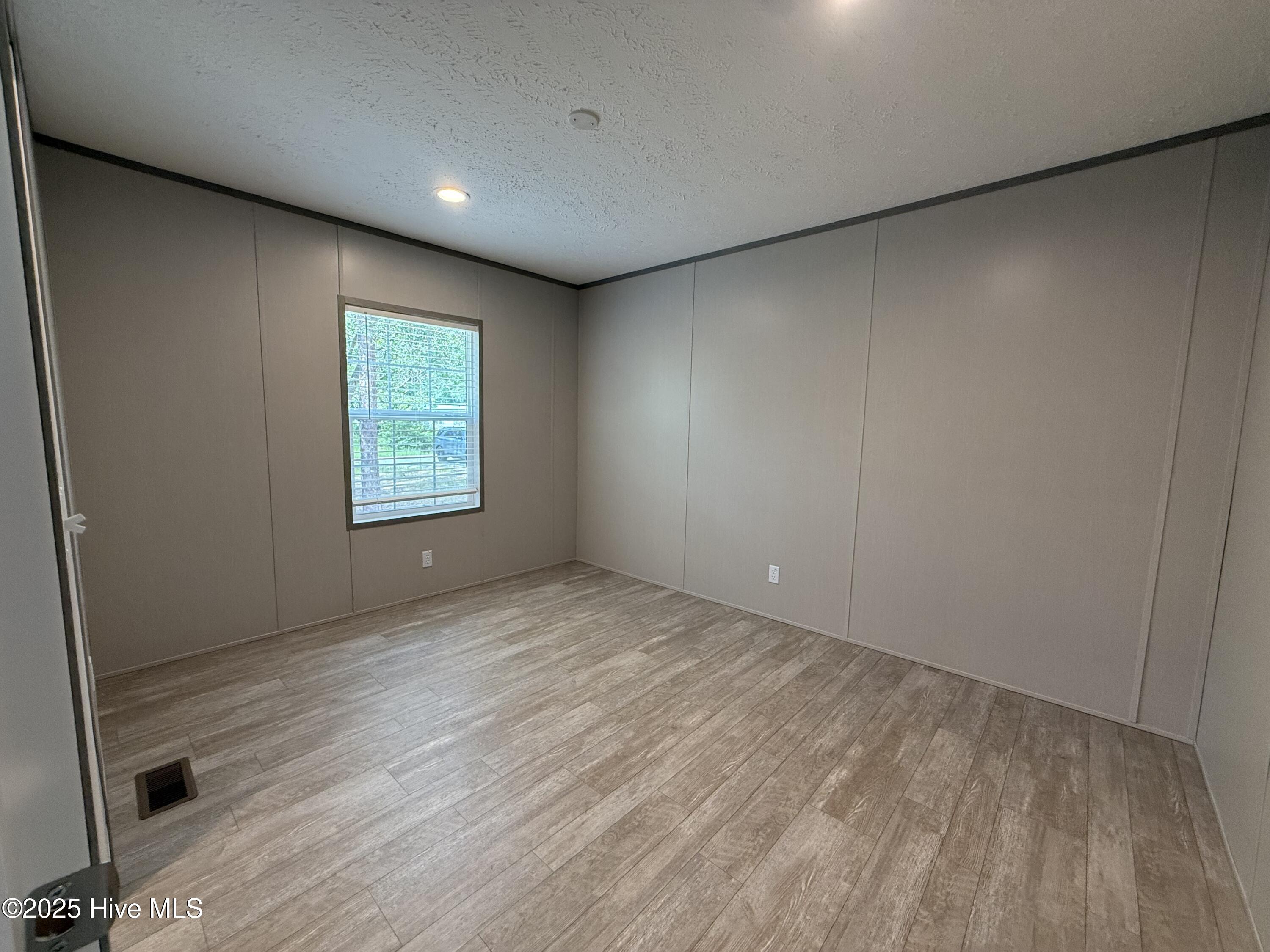 100518678 | Photo 24