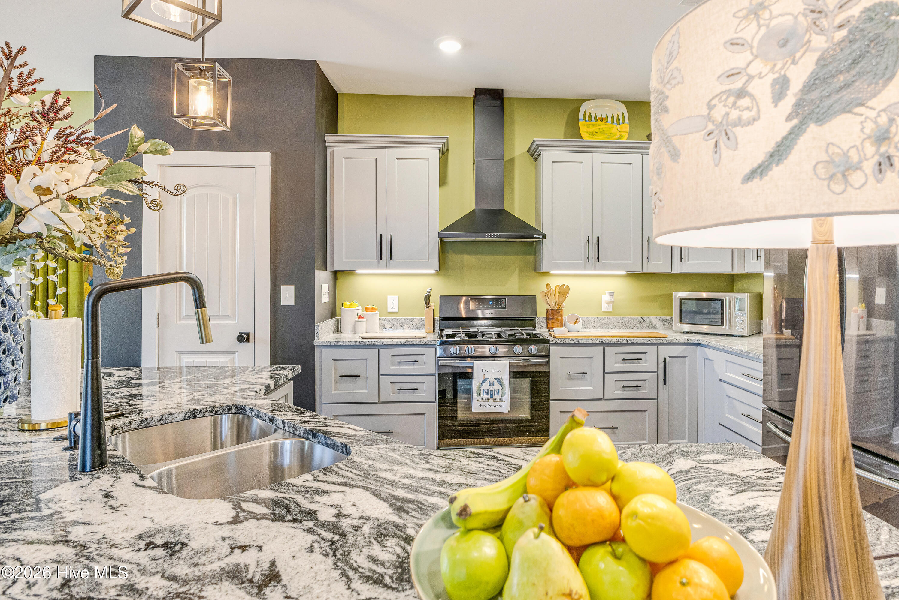 100563377 | Photo 15