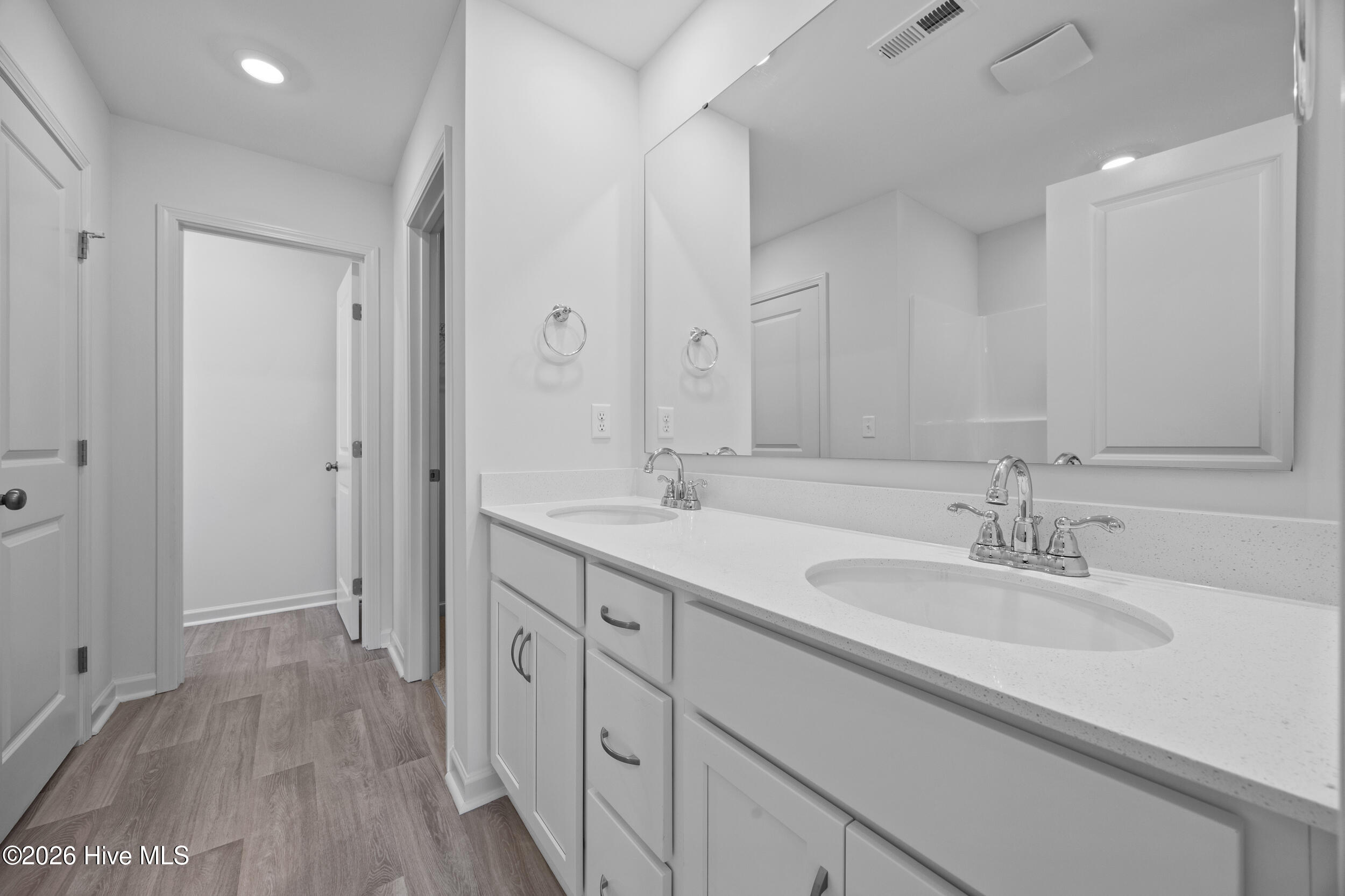 100570043 | Photo 23