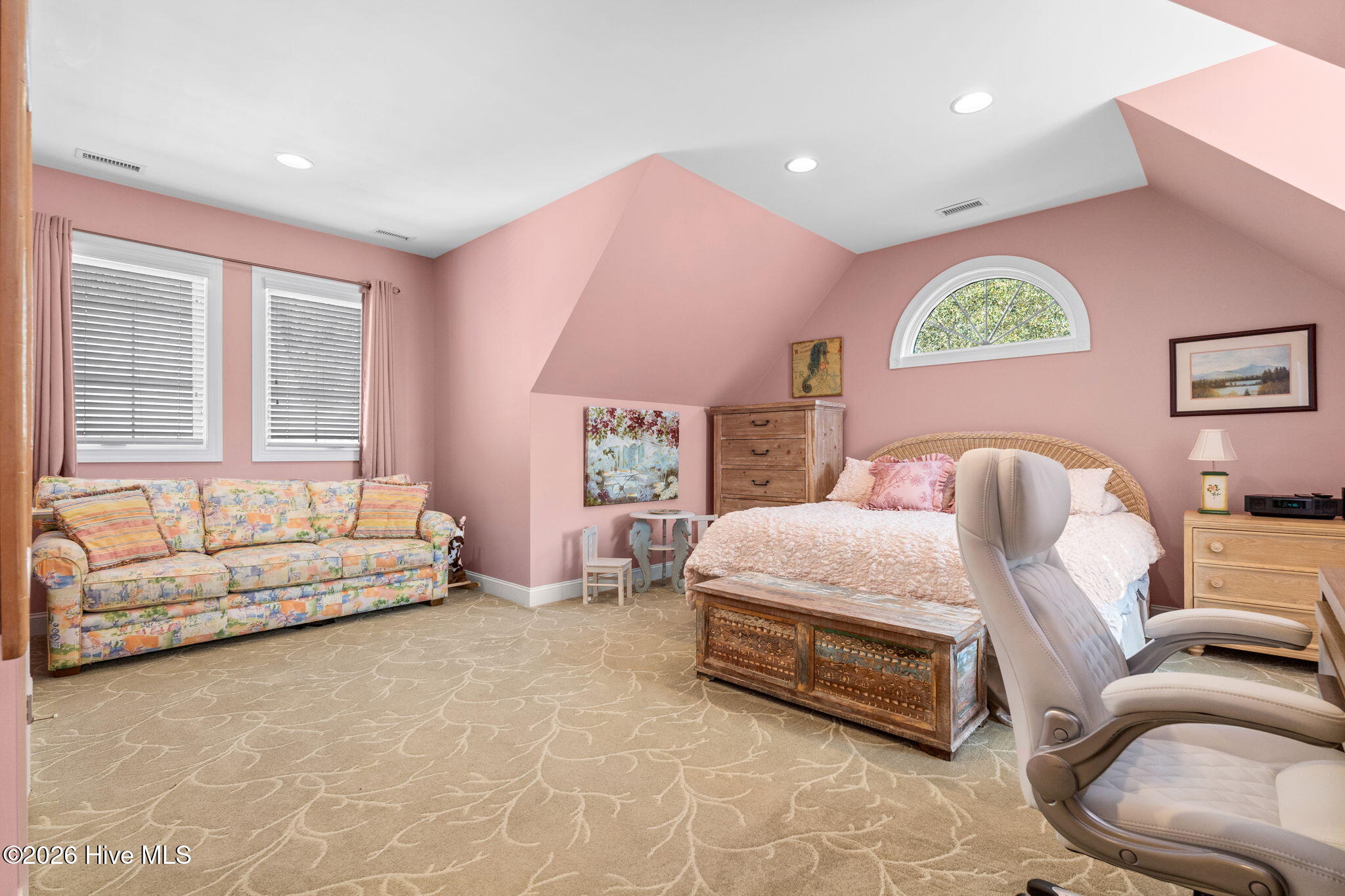 100563336 | Photo 40