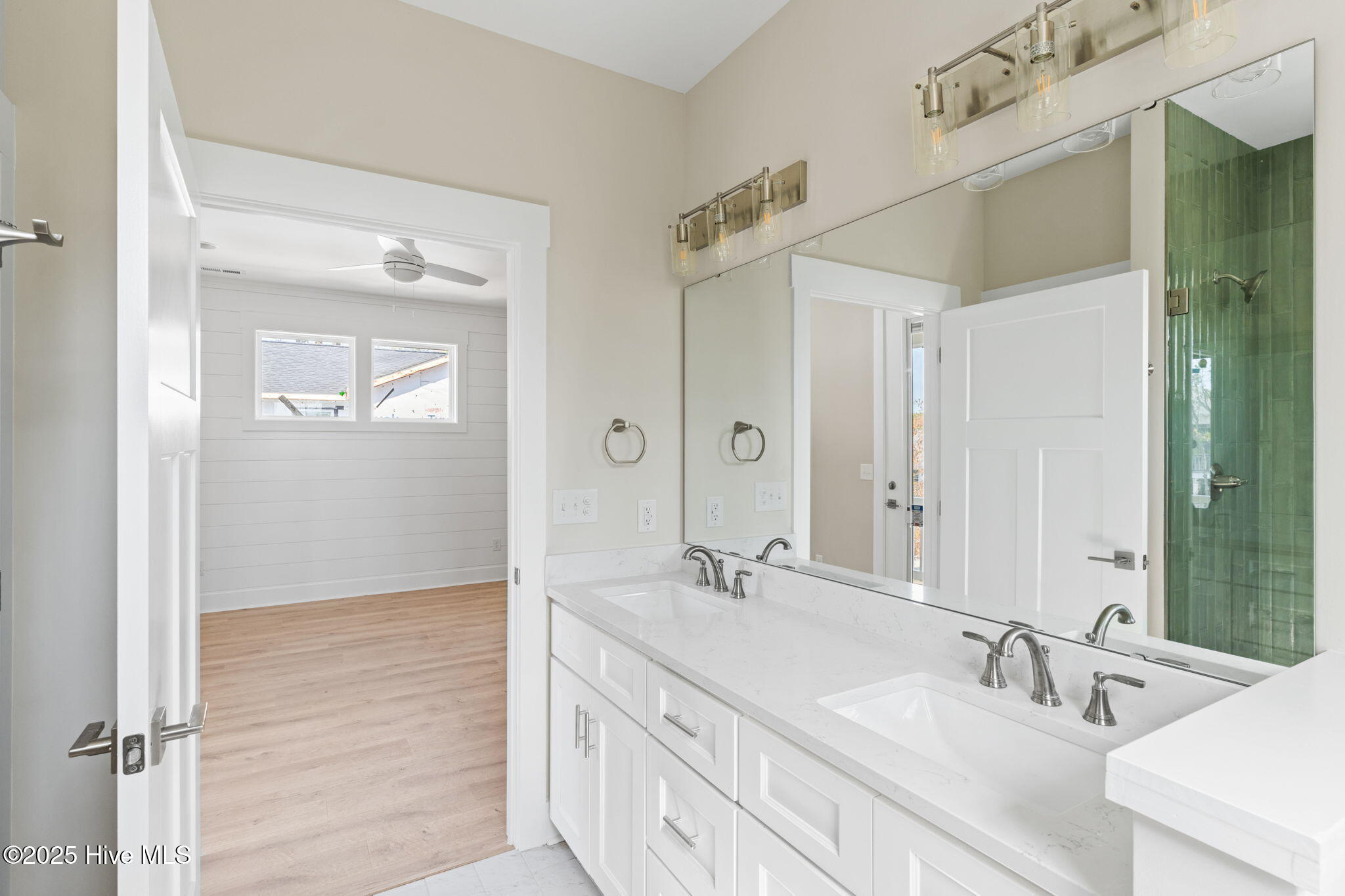 100485023 | Photo 39